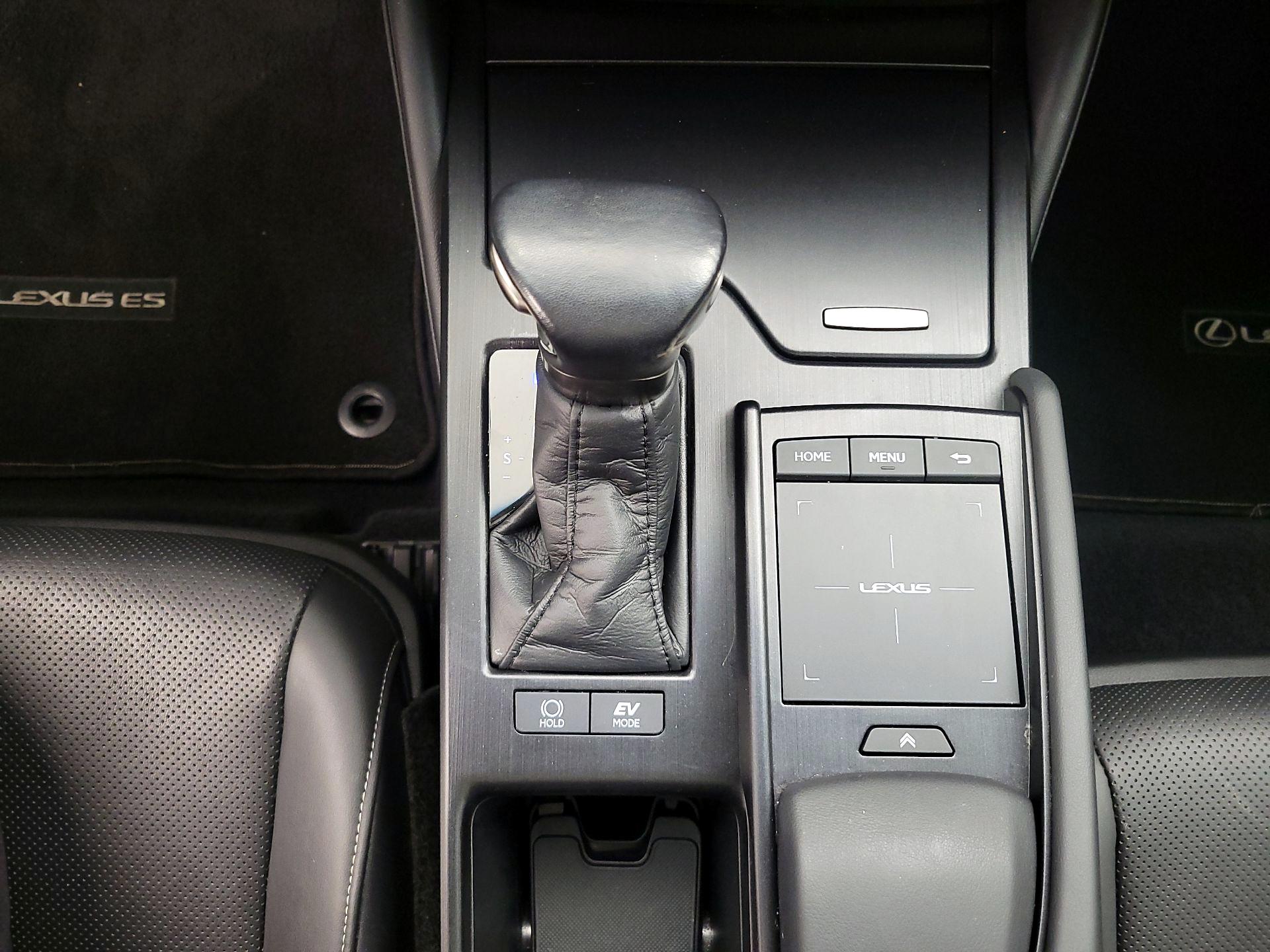 Thumbnail: 2022 Lexus ES - 17