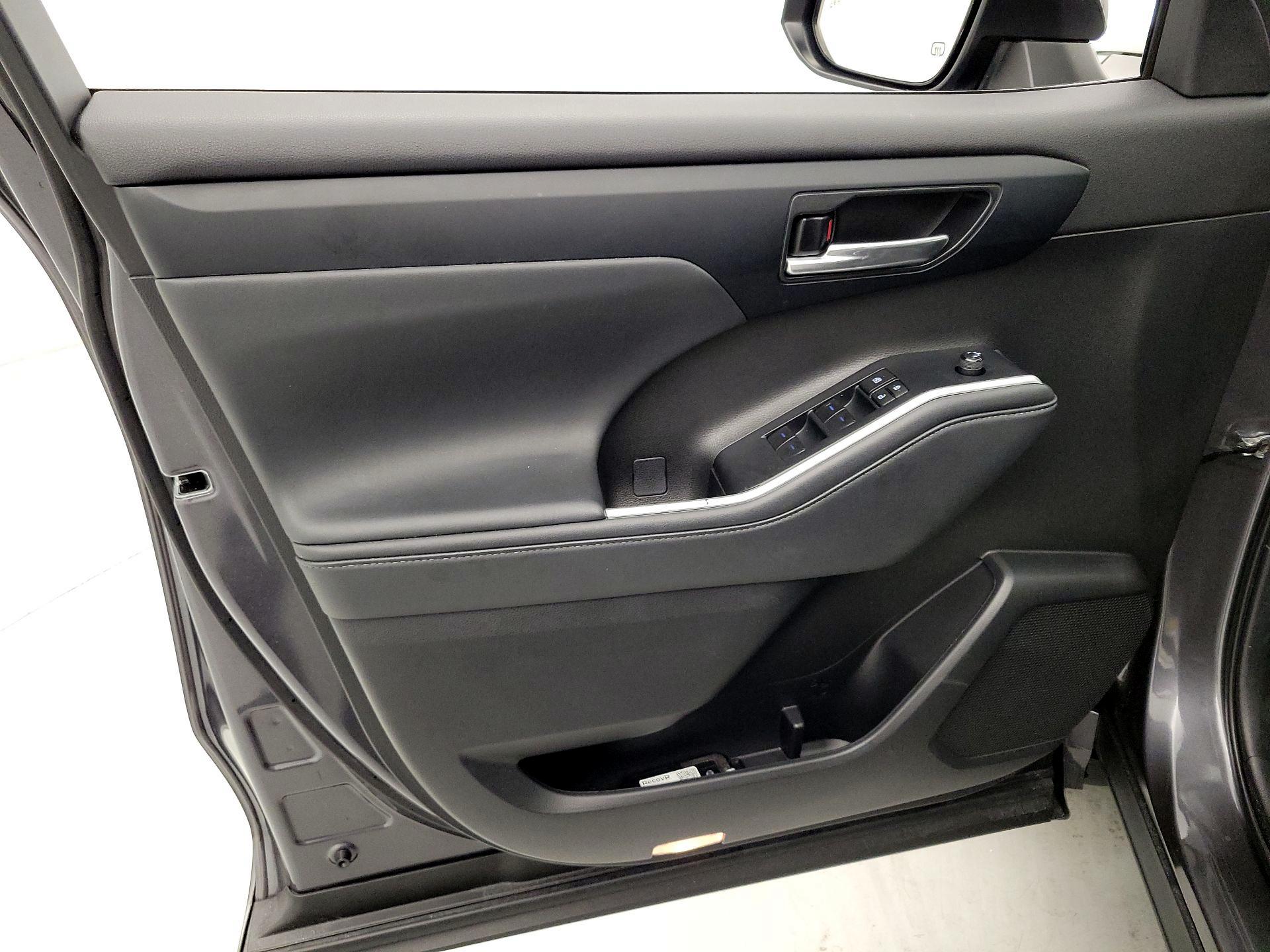 Thumbnail: 2022 Toyota Highlander - 12