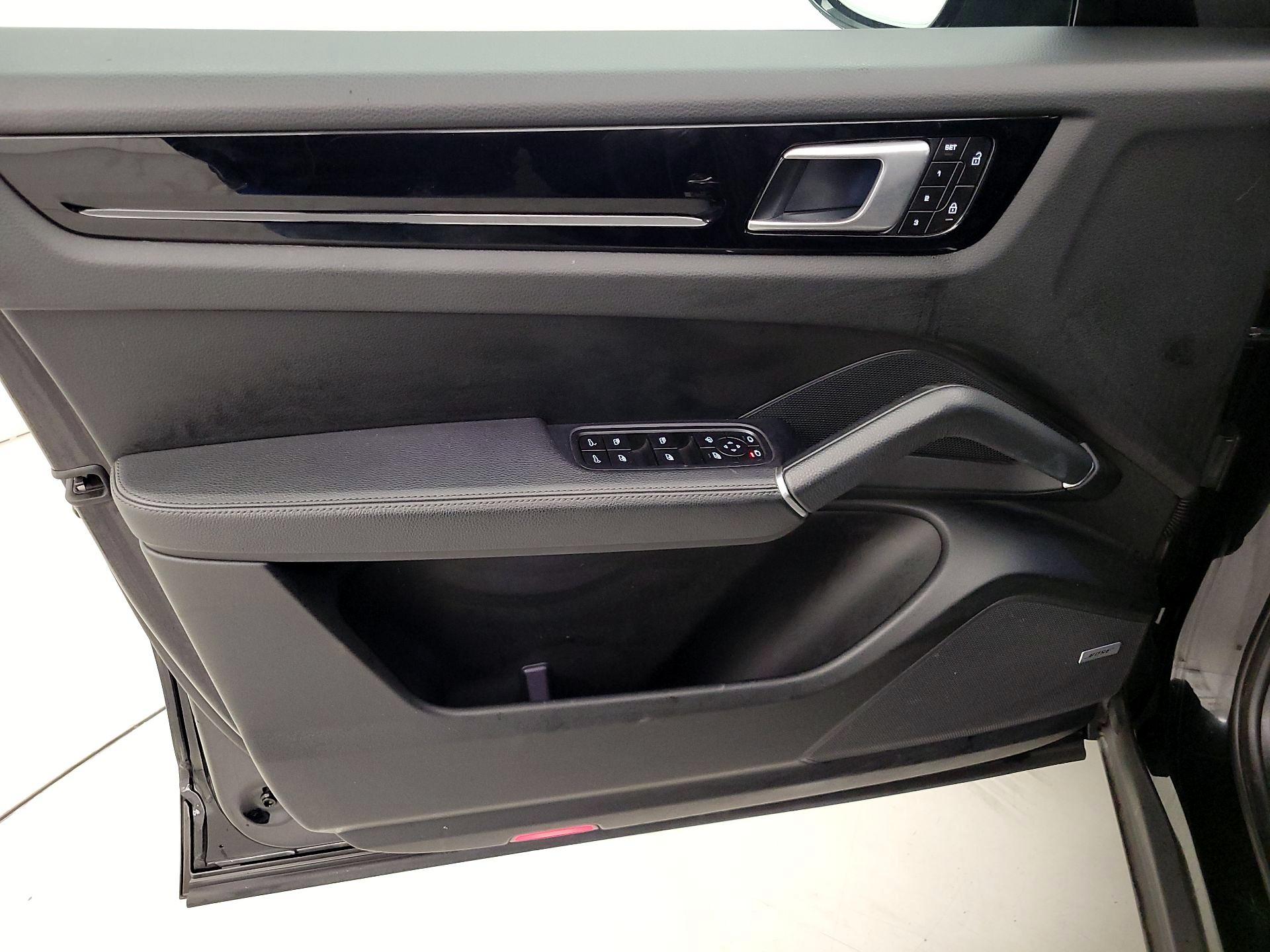 Thumbnail: 2022 Porsche Cayenne - 12