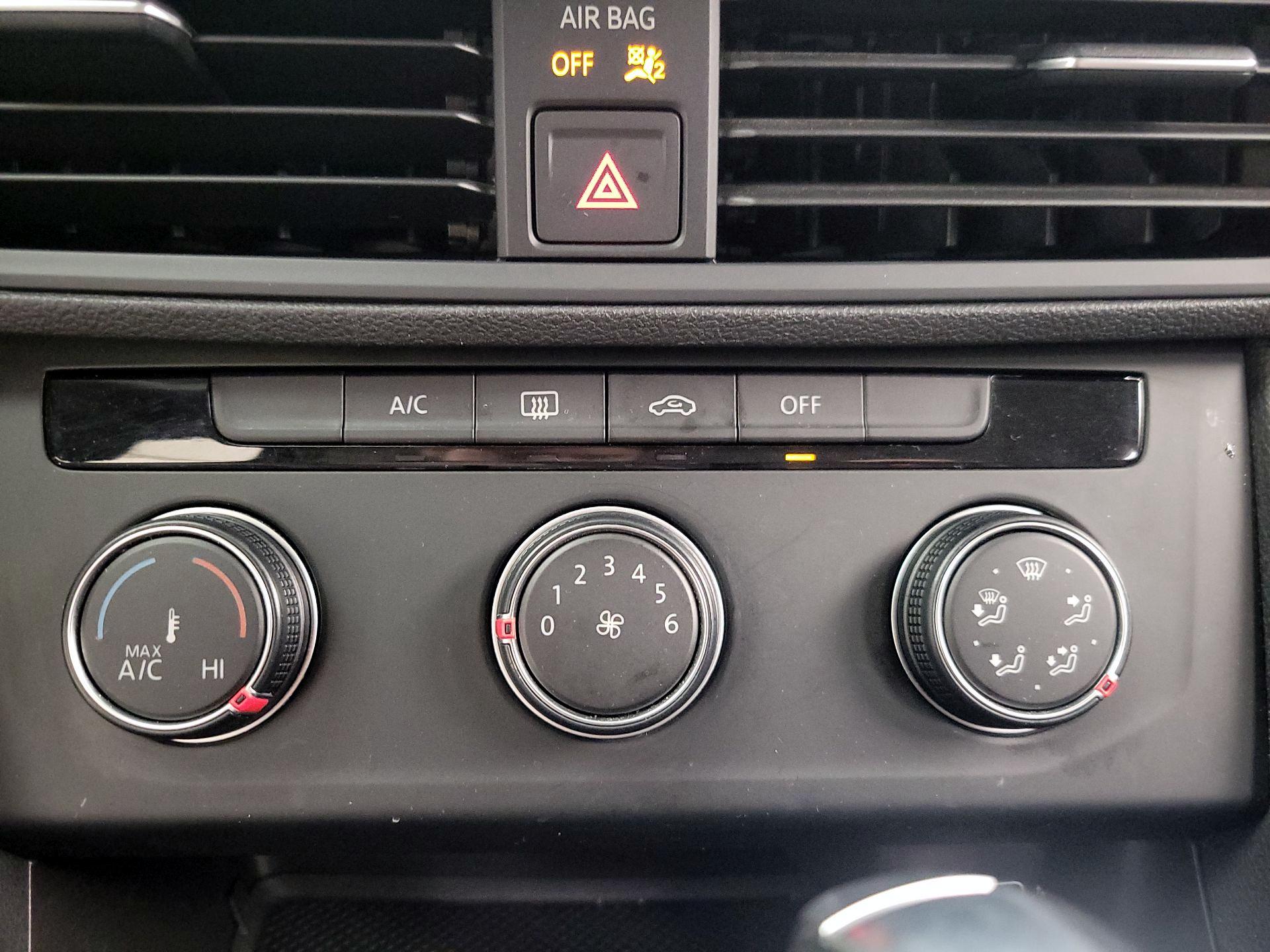 Thumbnail: 2019 Volkswagen Jetta - 16