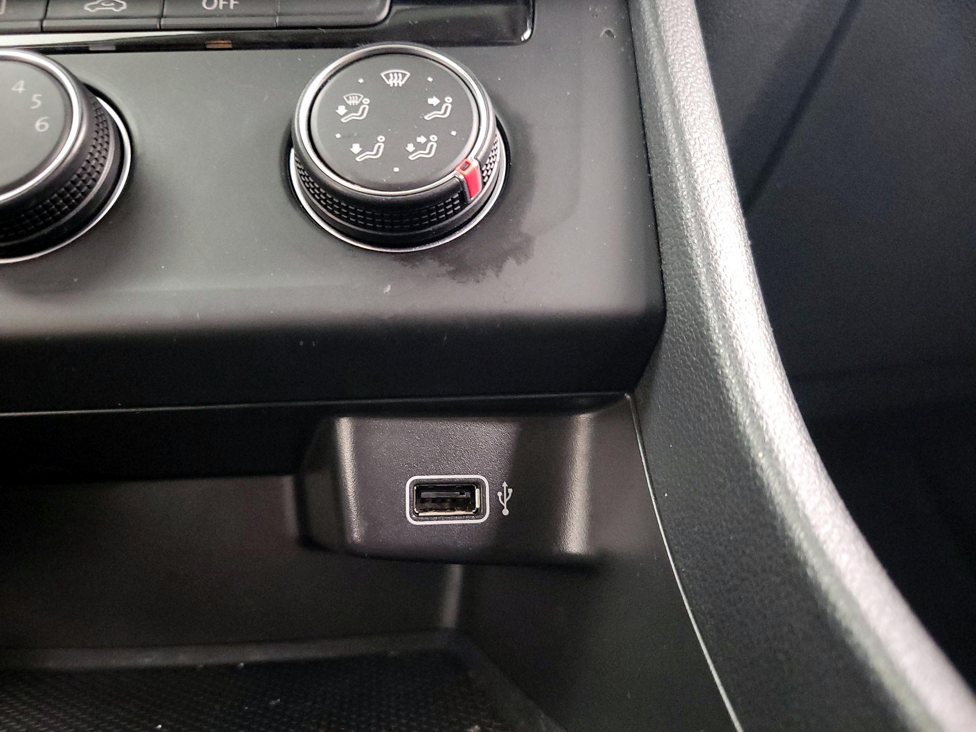 Thumbnail: 2019 Volkswagen Jetta - 18