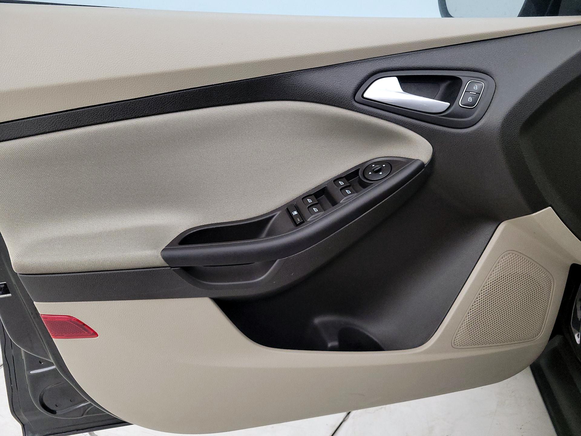 Thumbnail: 2015 Ford Focus - 12