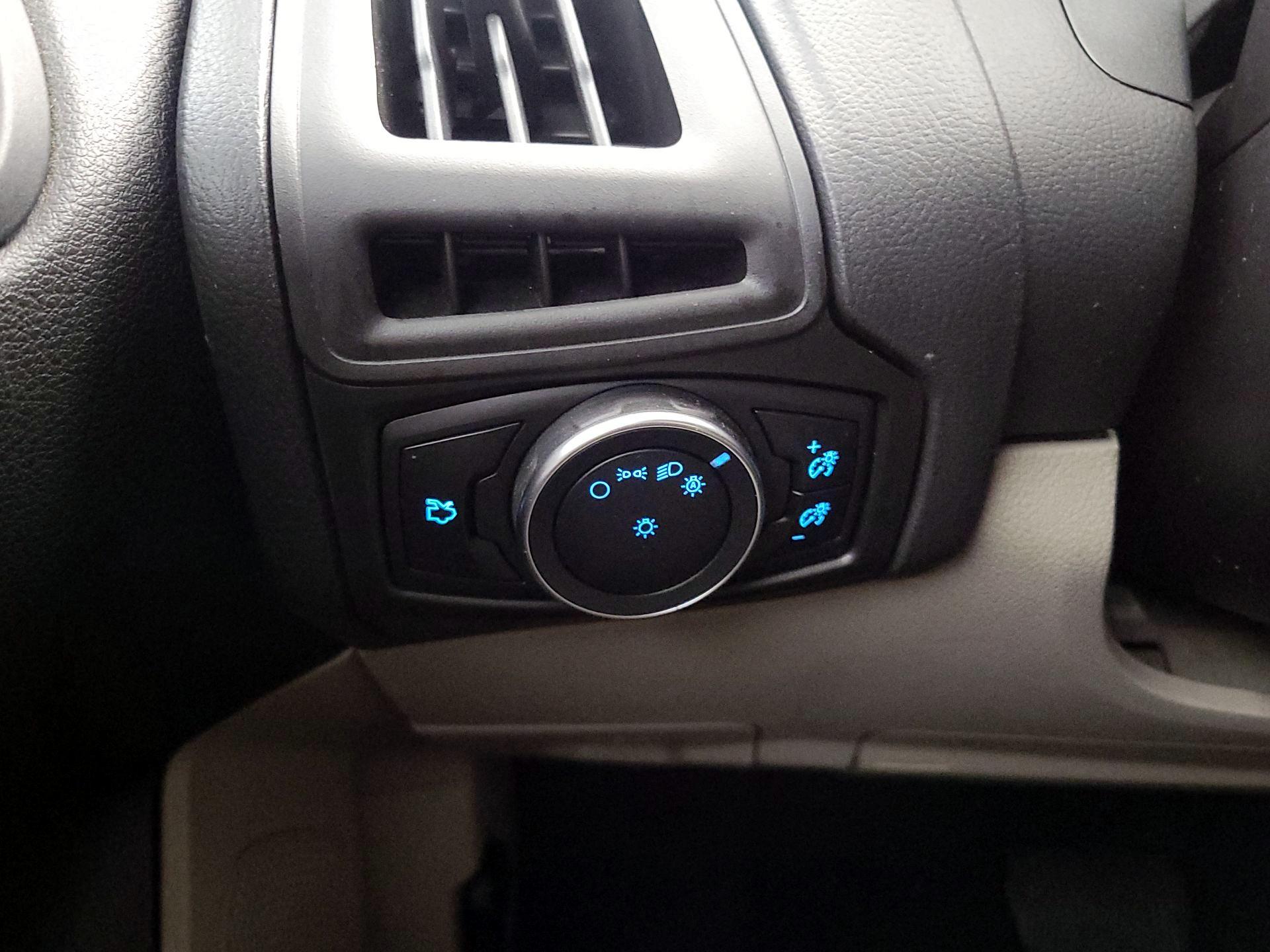 Thumbnail: 2015 Ford Focus - 13