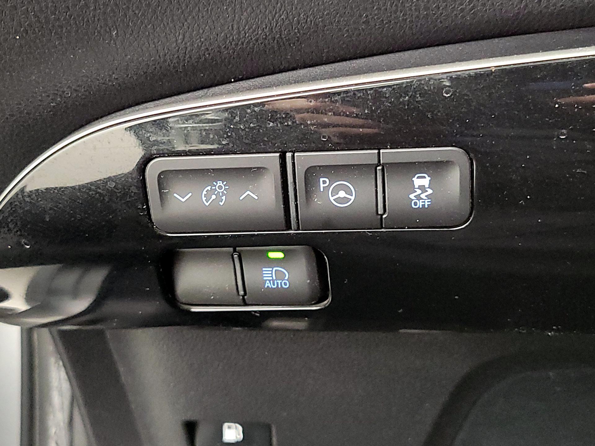 Thumbnail: 2018 Toyota Prius - 13