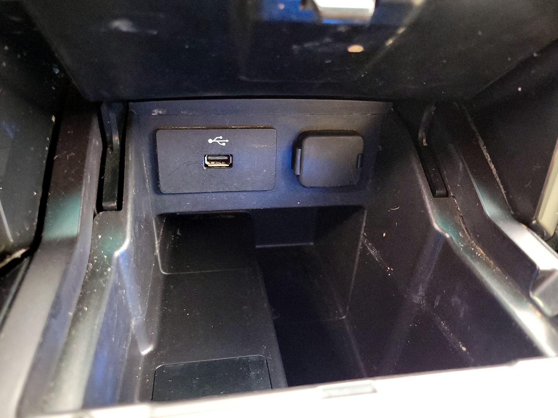 Thumbnail: 2016 Ford Explorer - 18