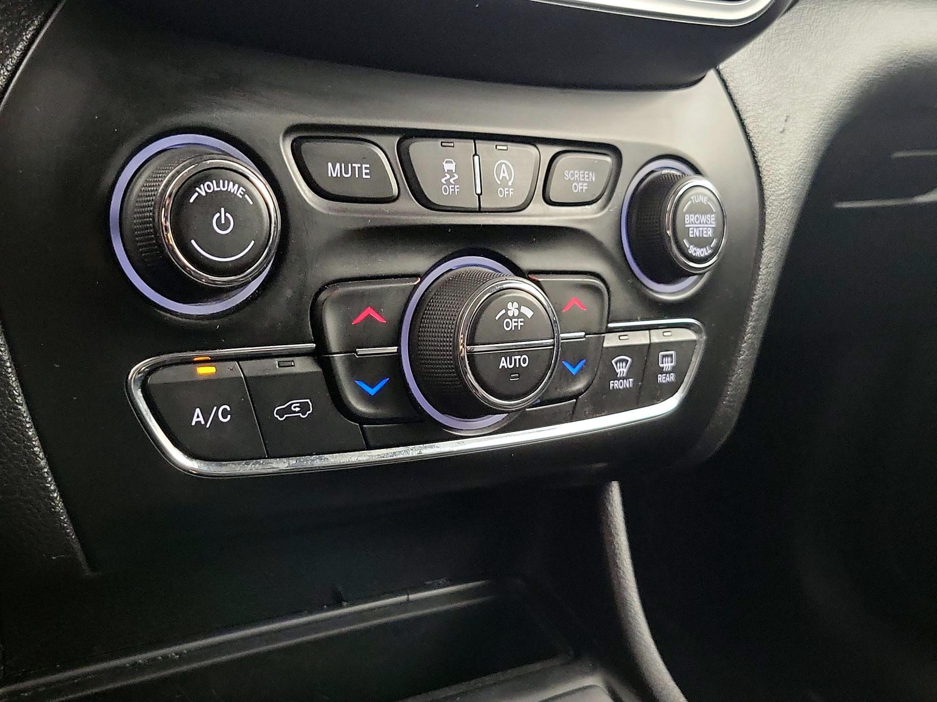 Thumbnail: 2020 Jeep Cherokee - 16