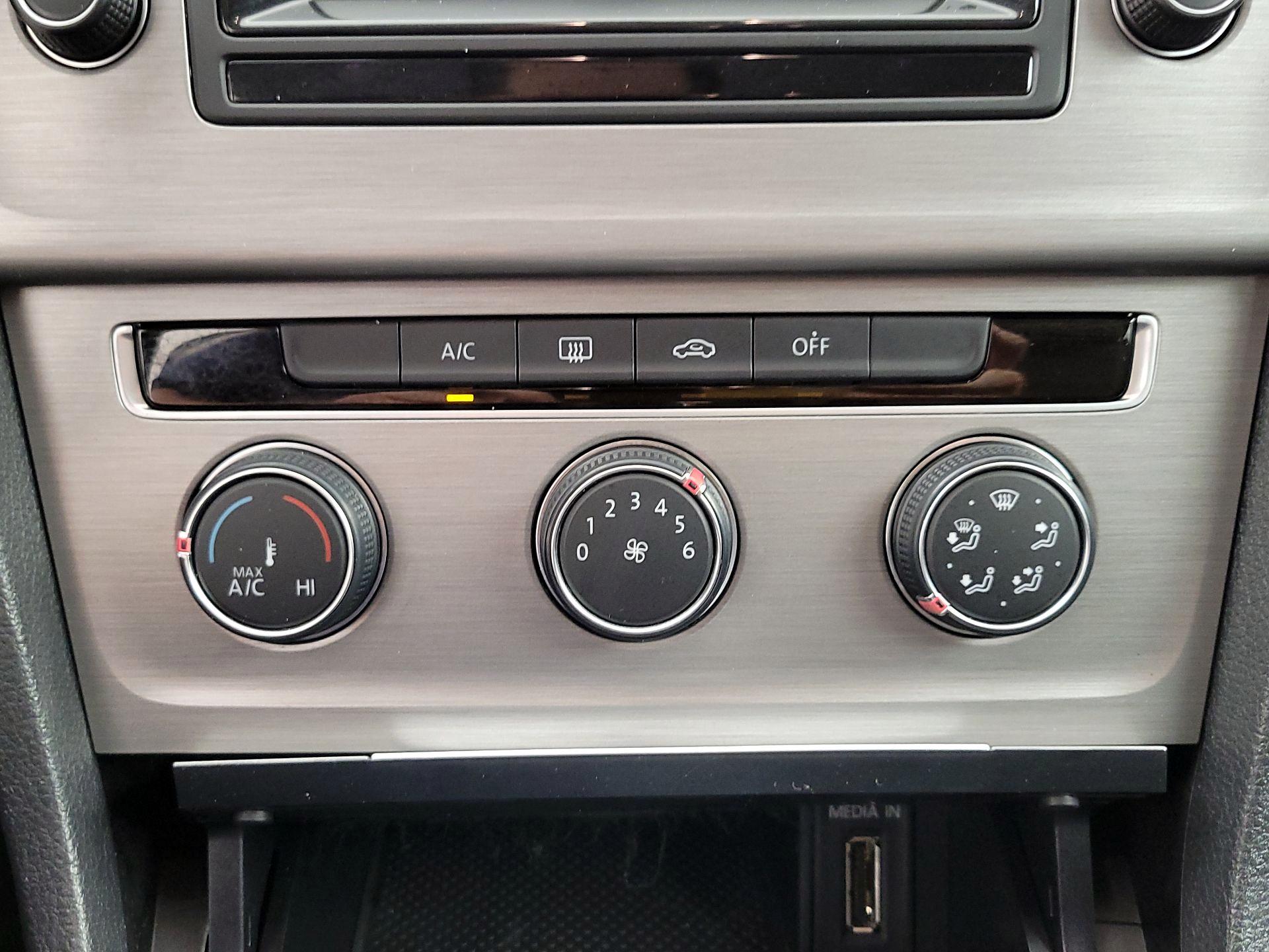 Thumbnail: 2015 Volkswagen Golf - 15