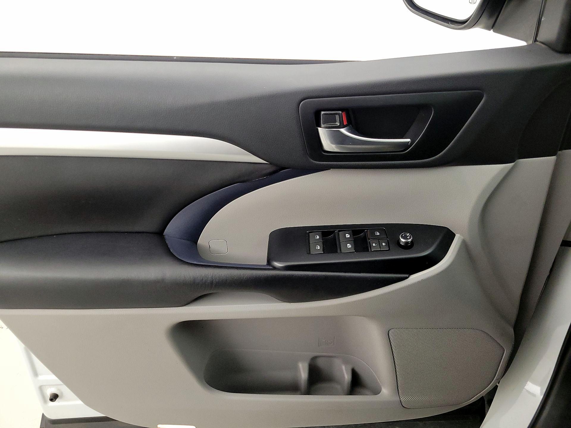 Thumbnail: 2019 Toyota Highlander - 12