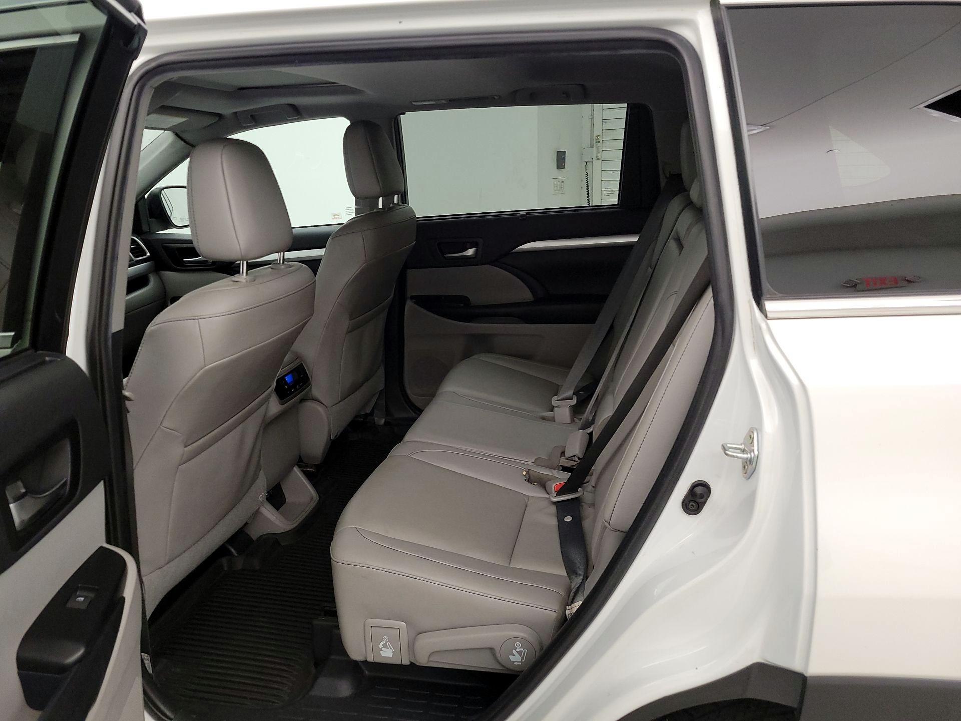 Thumbnail: 2019 Toyota Highlander - 18