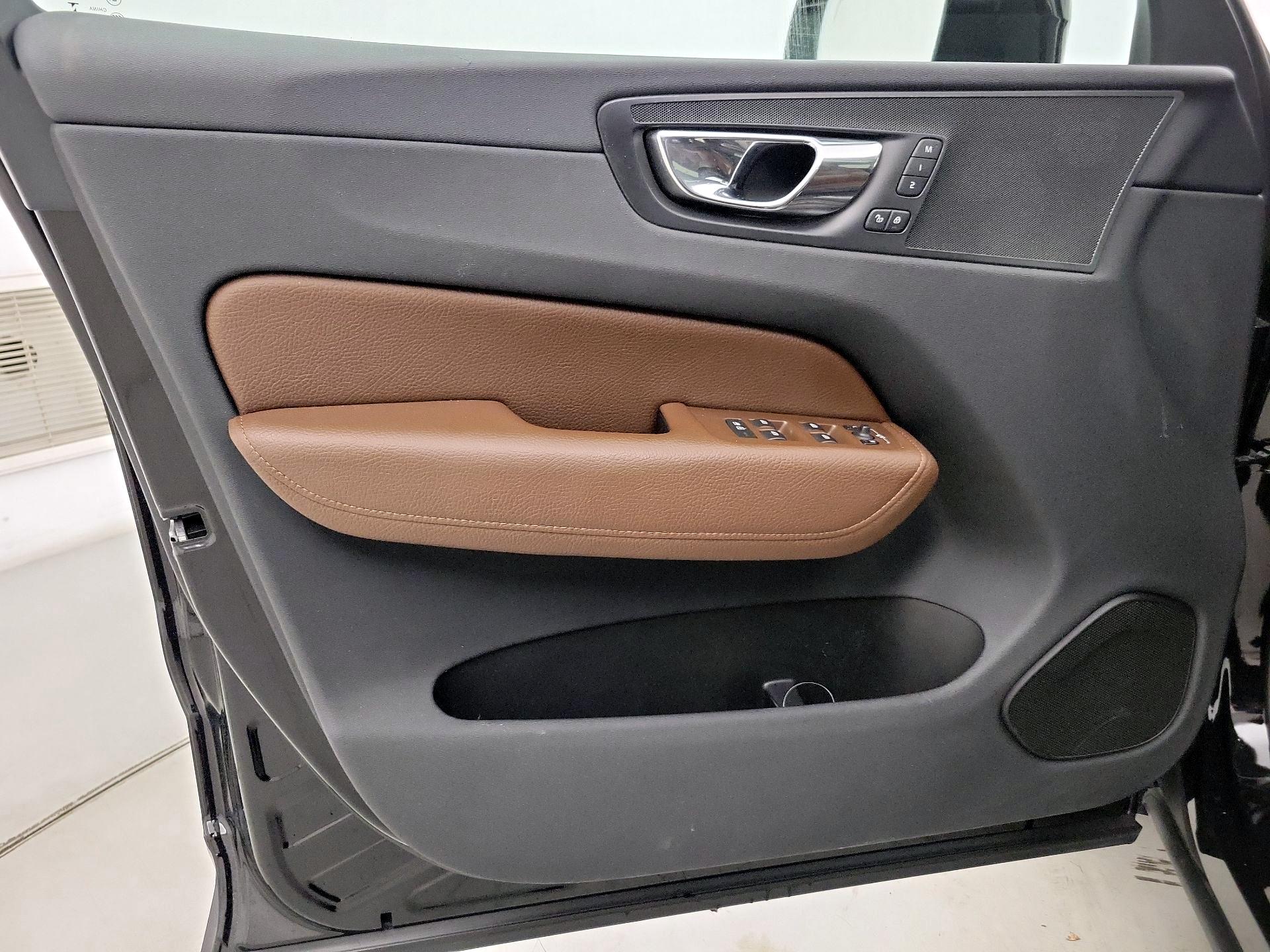 Thumbnail: 2019 Volvo XC60 - 12