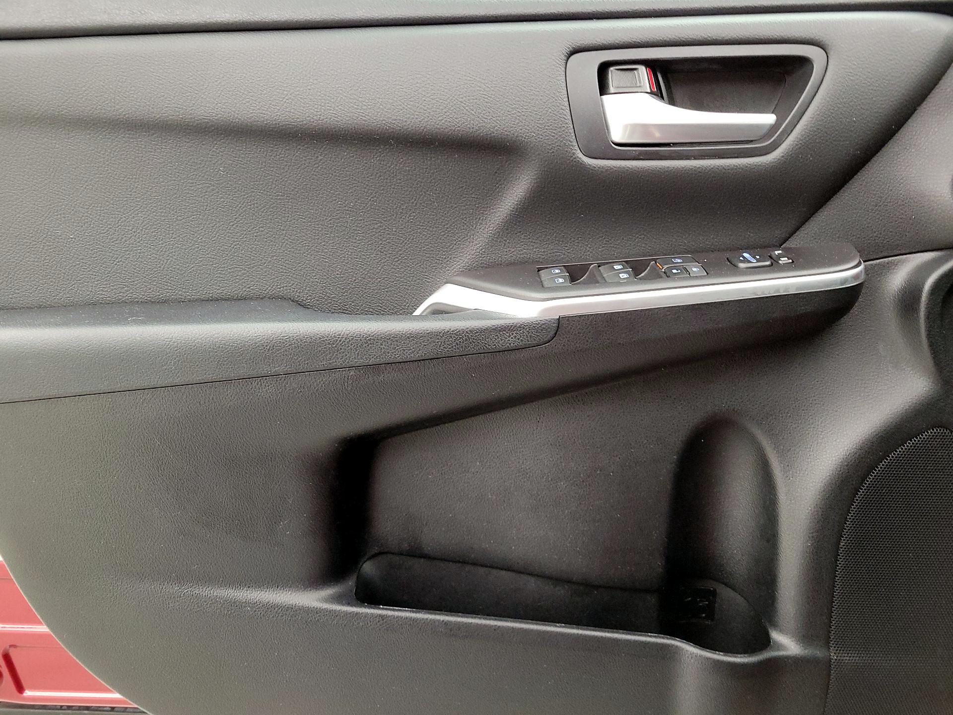 Thumbnail: 2015 Toyota Camry - 12