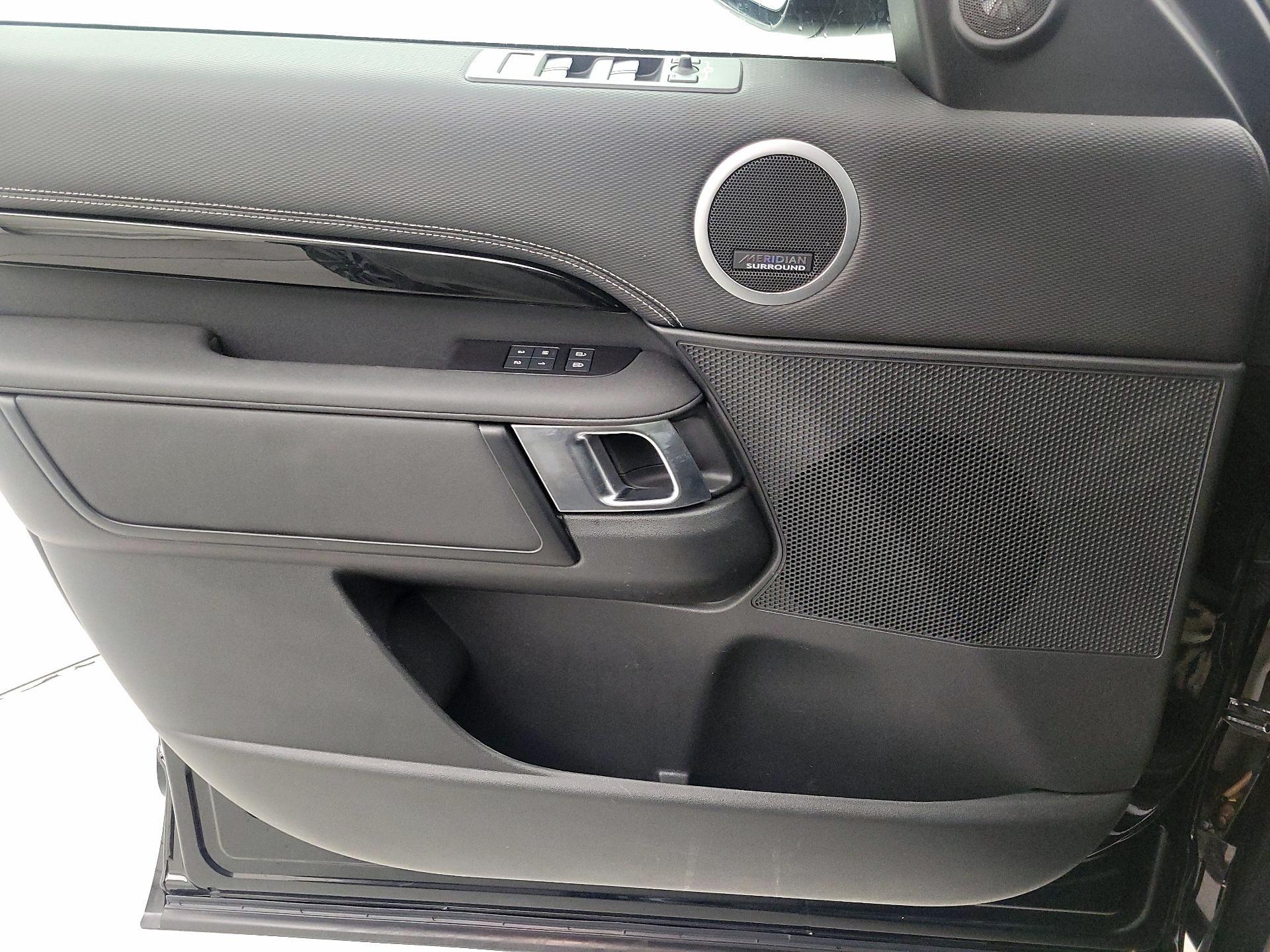 Thumbnail: 2023 Land Rover Discovery - 12