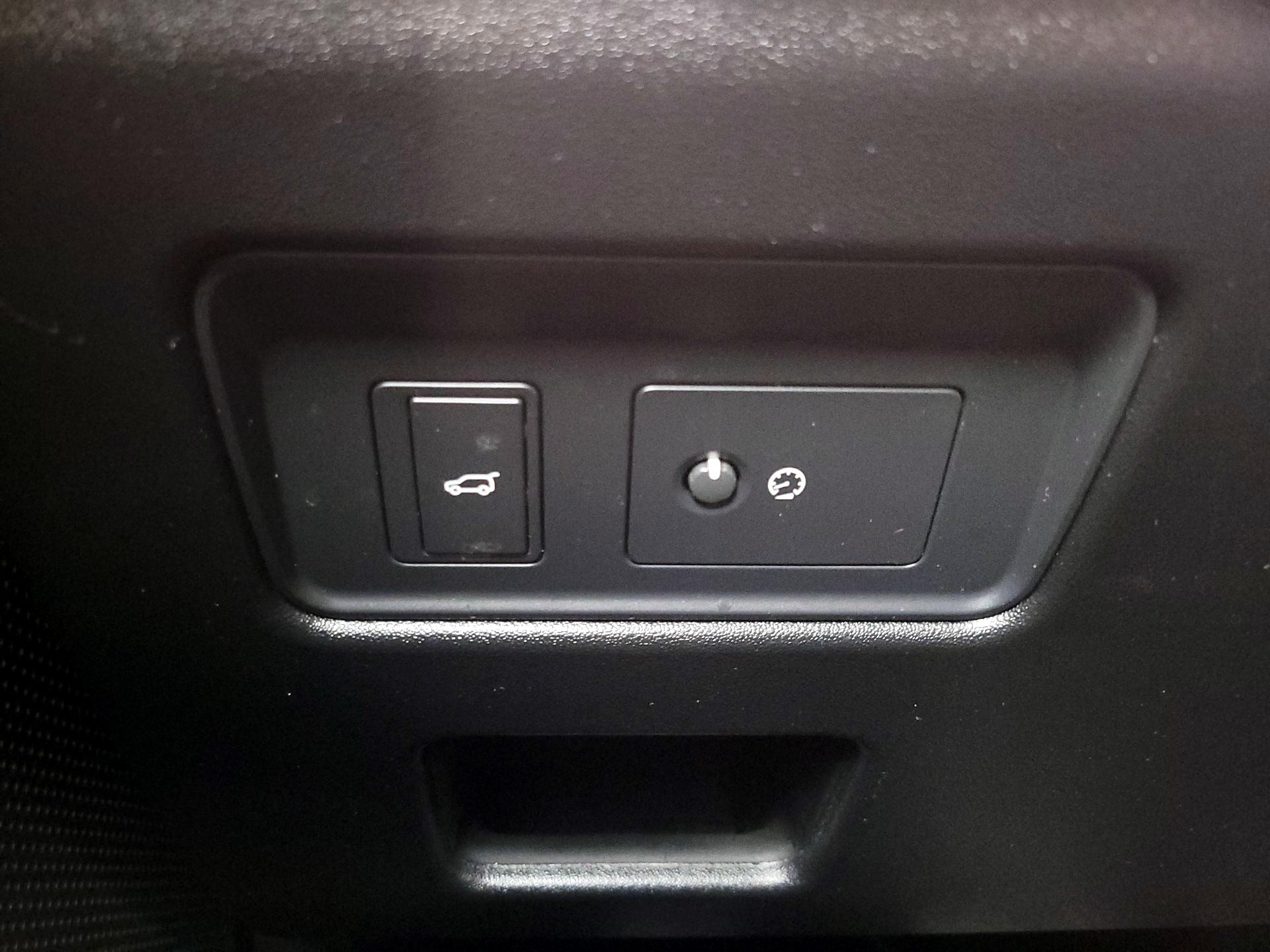 Thumbnail: 2023 Land Rover Discovery - 13