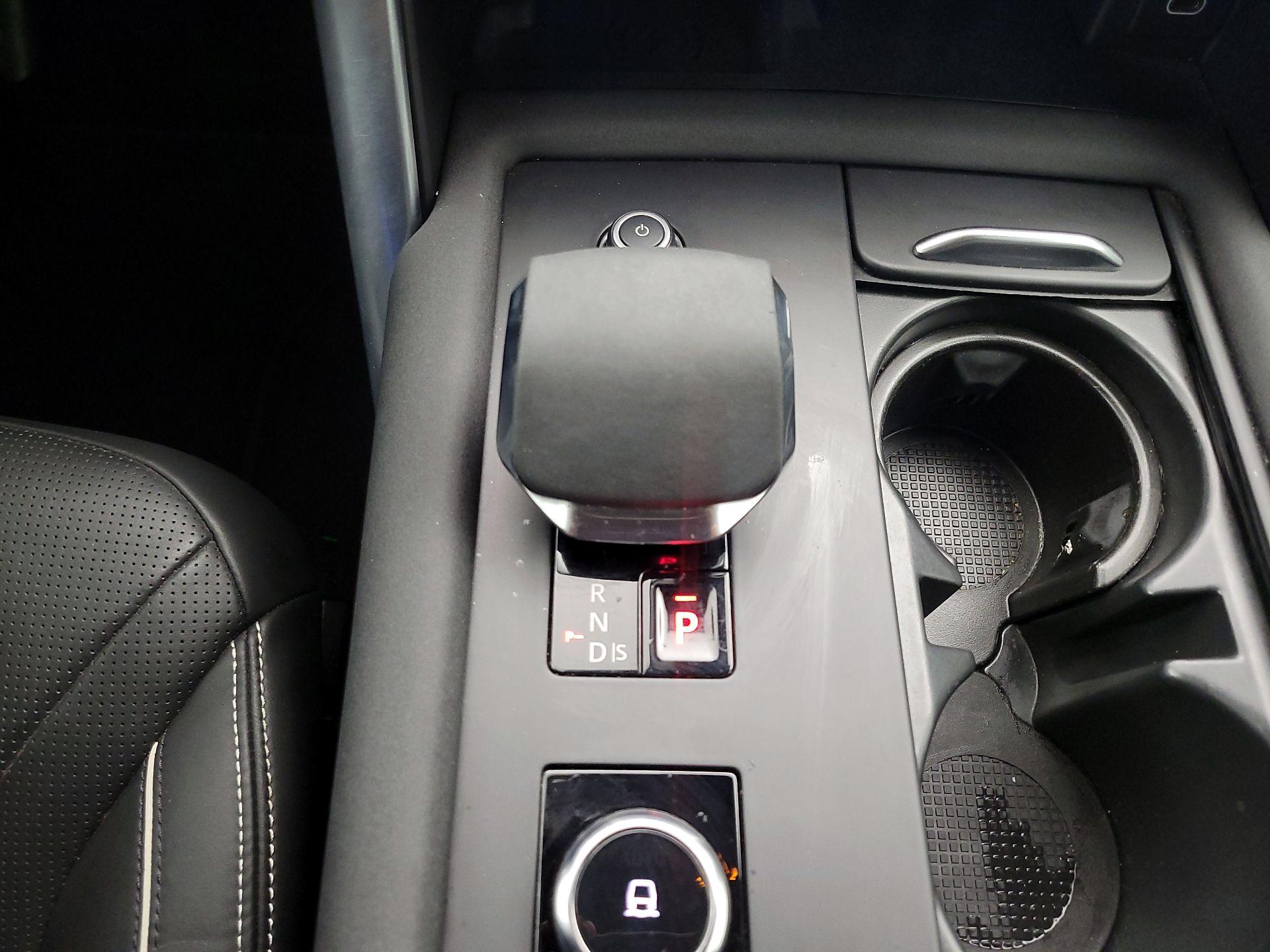 Thumbnail: 2023 Land Rover Discovery - 18