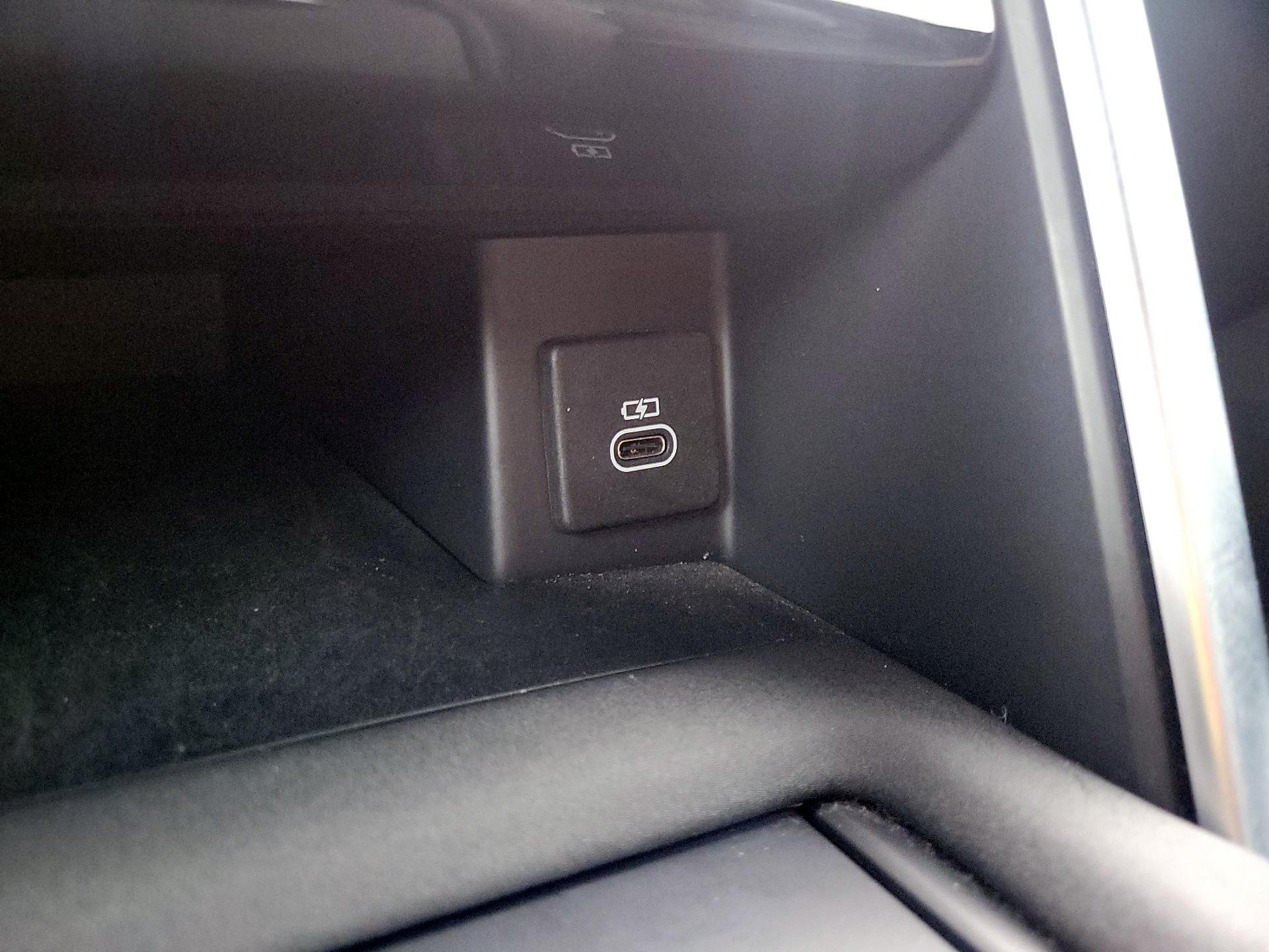 Thumbnail: 2023 Land Rover Discovery - 19