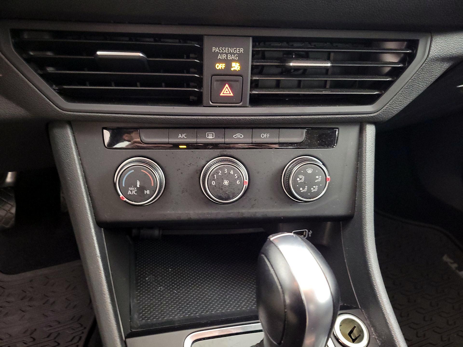 Thumbnail: 2019 Volkswagen Jetta - 16