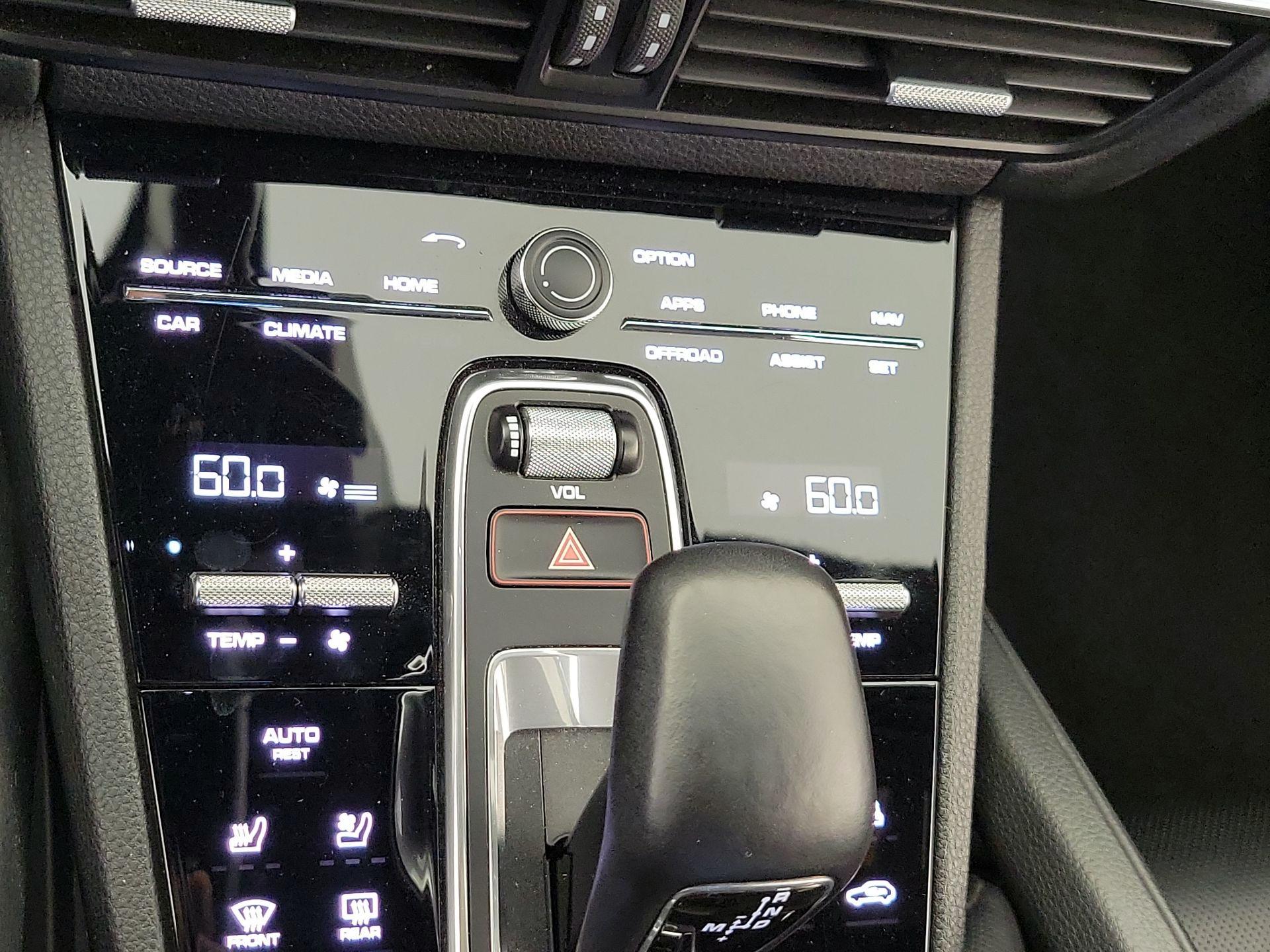 Thumbnail: 2022 Porsche Cayenne - 17