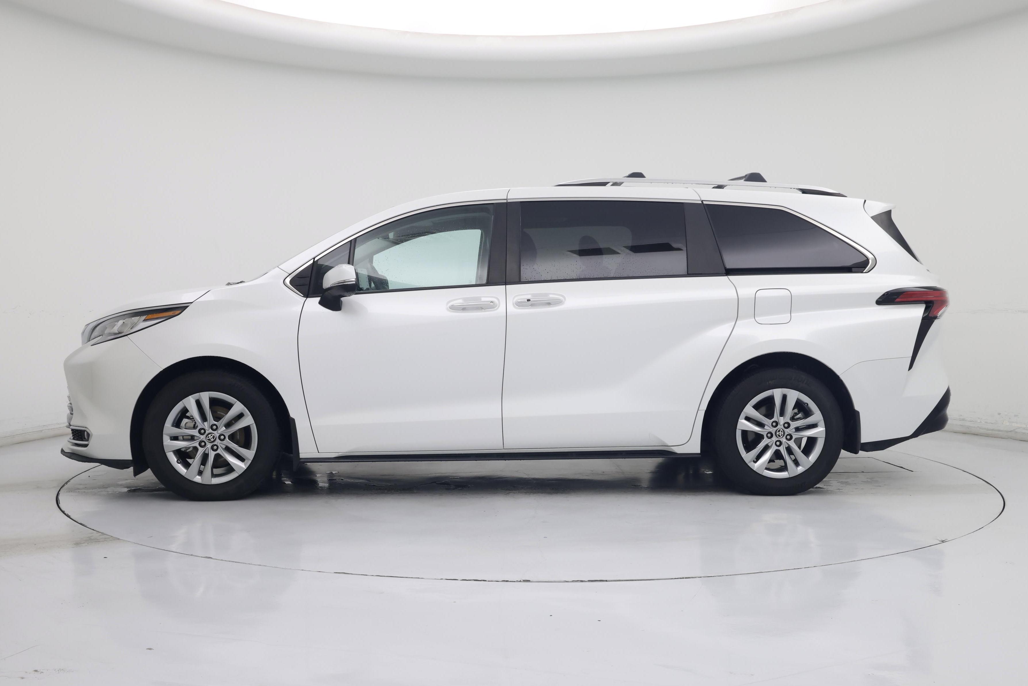 Thumbnail: 2024 Toyota Sienna - 3