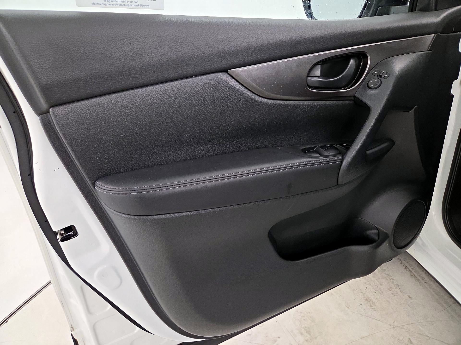 Thumbnail: 2021 Nissan Rogue Sport - 12