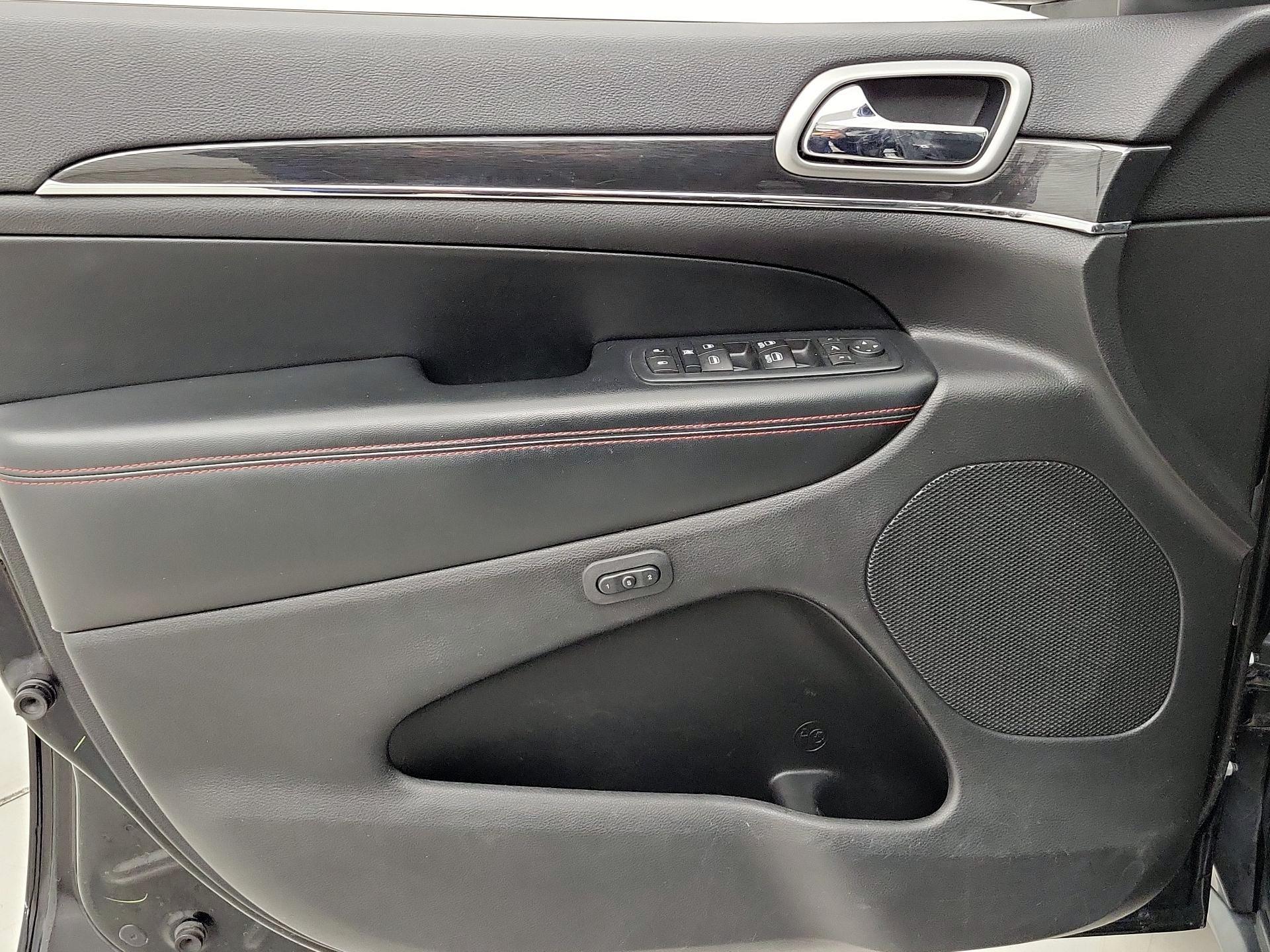 Thumbnail: 2017 Jeep Grand Cherokee - 12