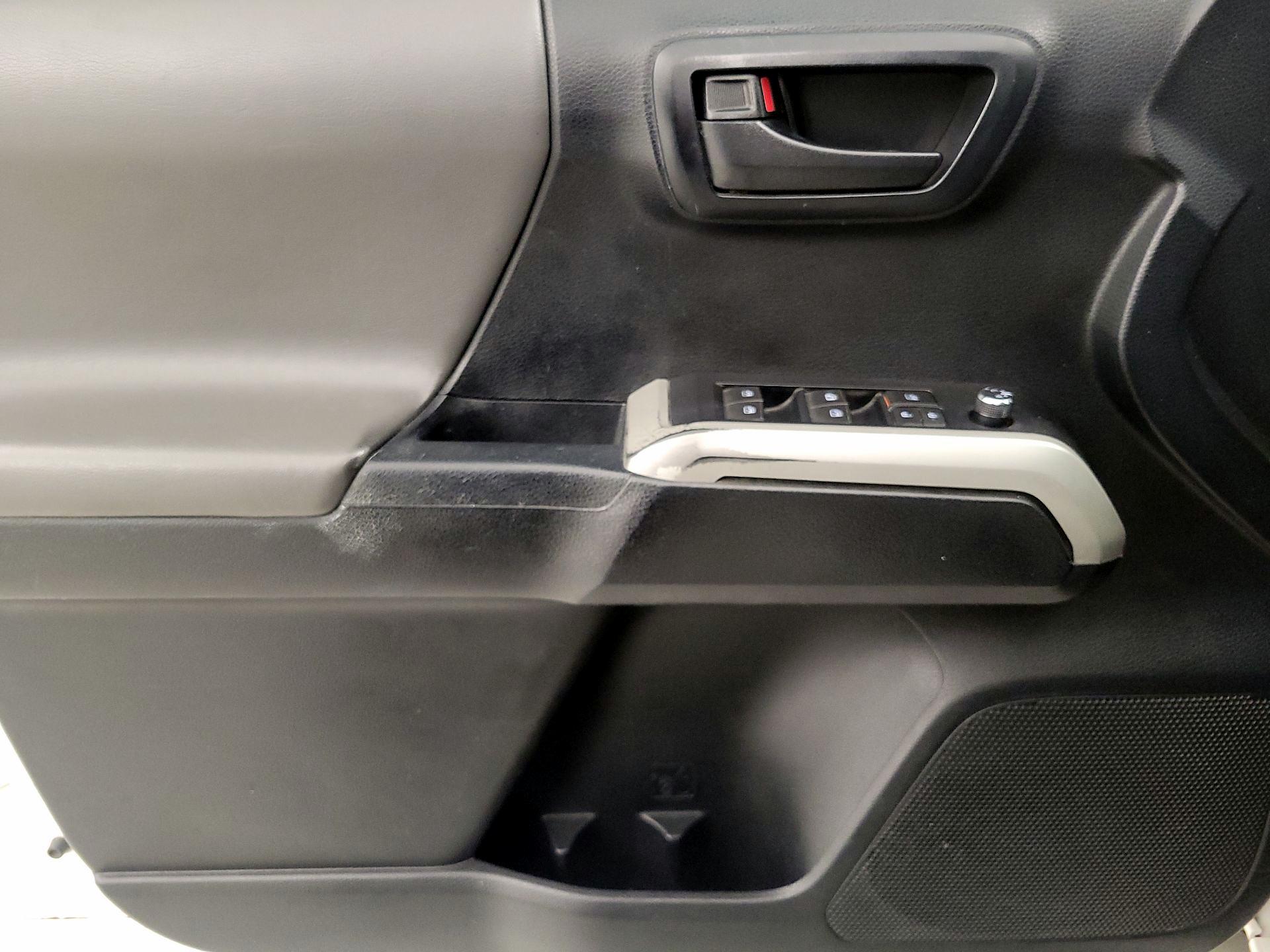 Thumbnail: 2016 Toyota Tacoma - 12