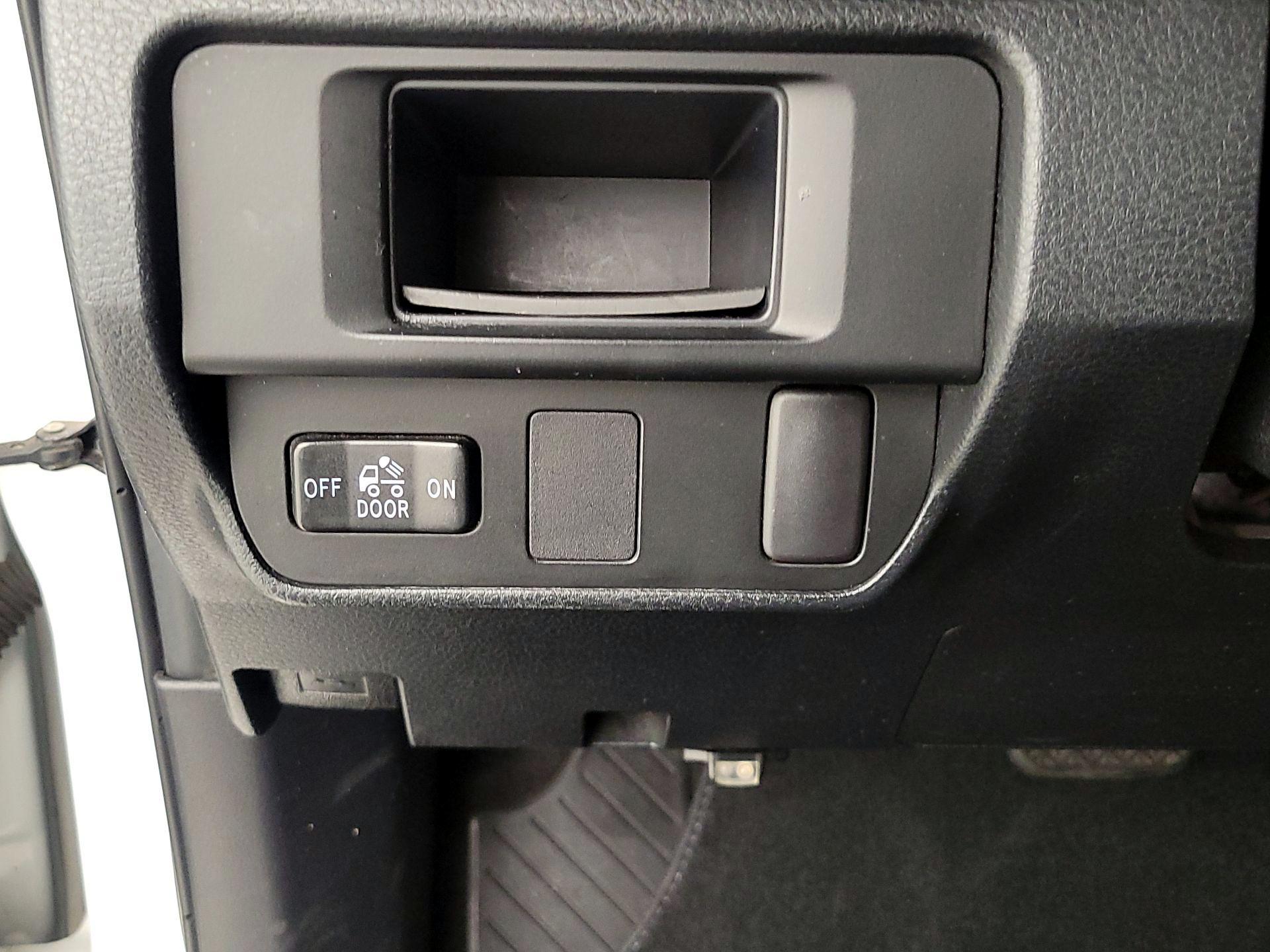 Thumbnail: 2016 Toyota Tacoma - 13