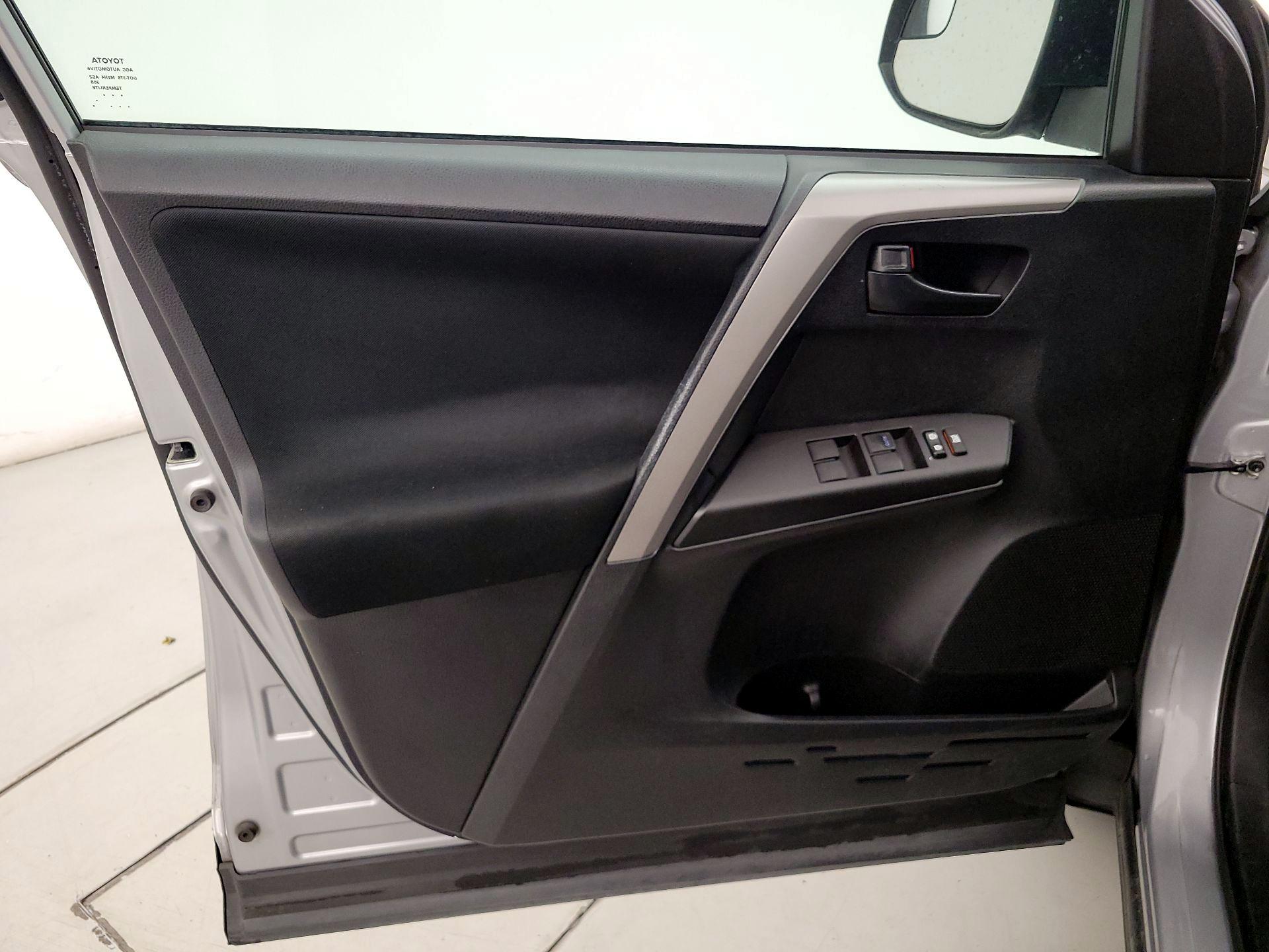 Thumbnail: 2018 Toyota RAV4 - 12