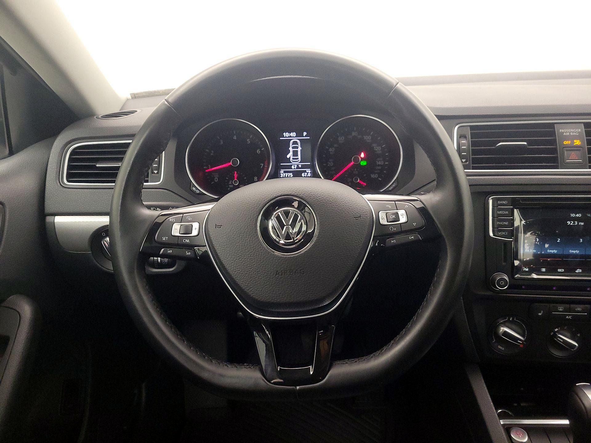 Thumbnail: 2017 Volkswagen Jetta - 10