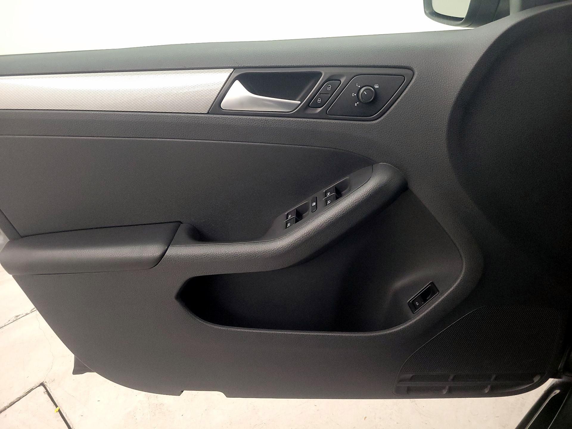 Thumbnail: 2017 Volkswagen Jetta - 12