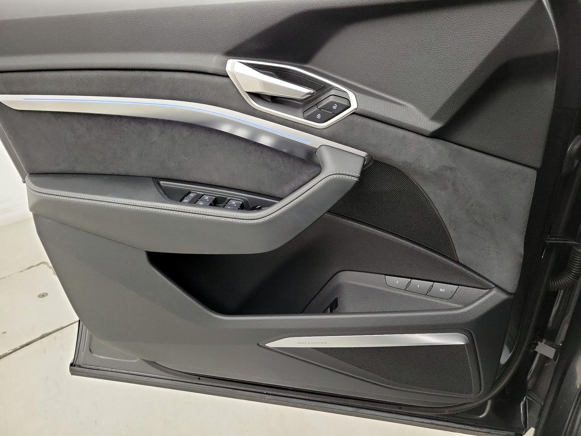 Thumbnail: 2024 Audi SQ8 e-tron - 12