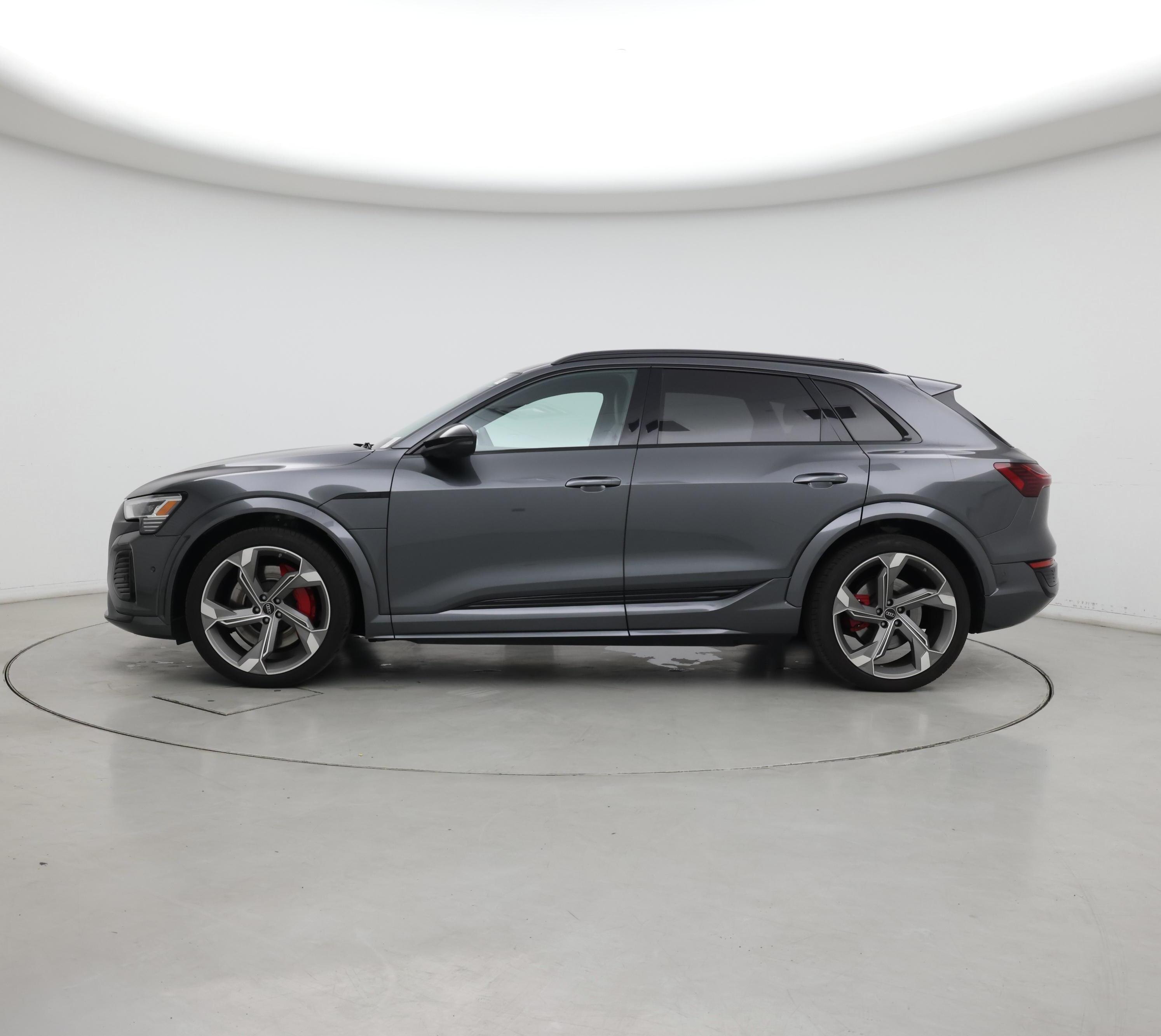 Thumbnail: 2024 Audi SQ8 e-tron - 3