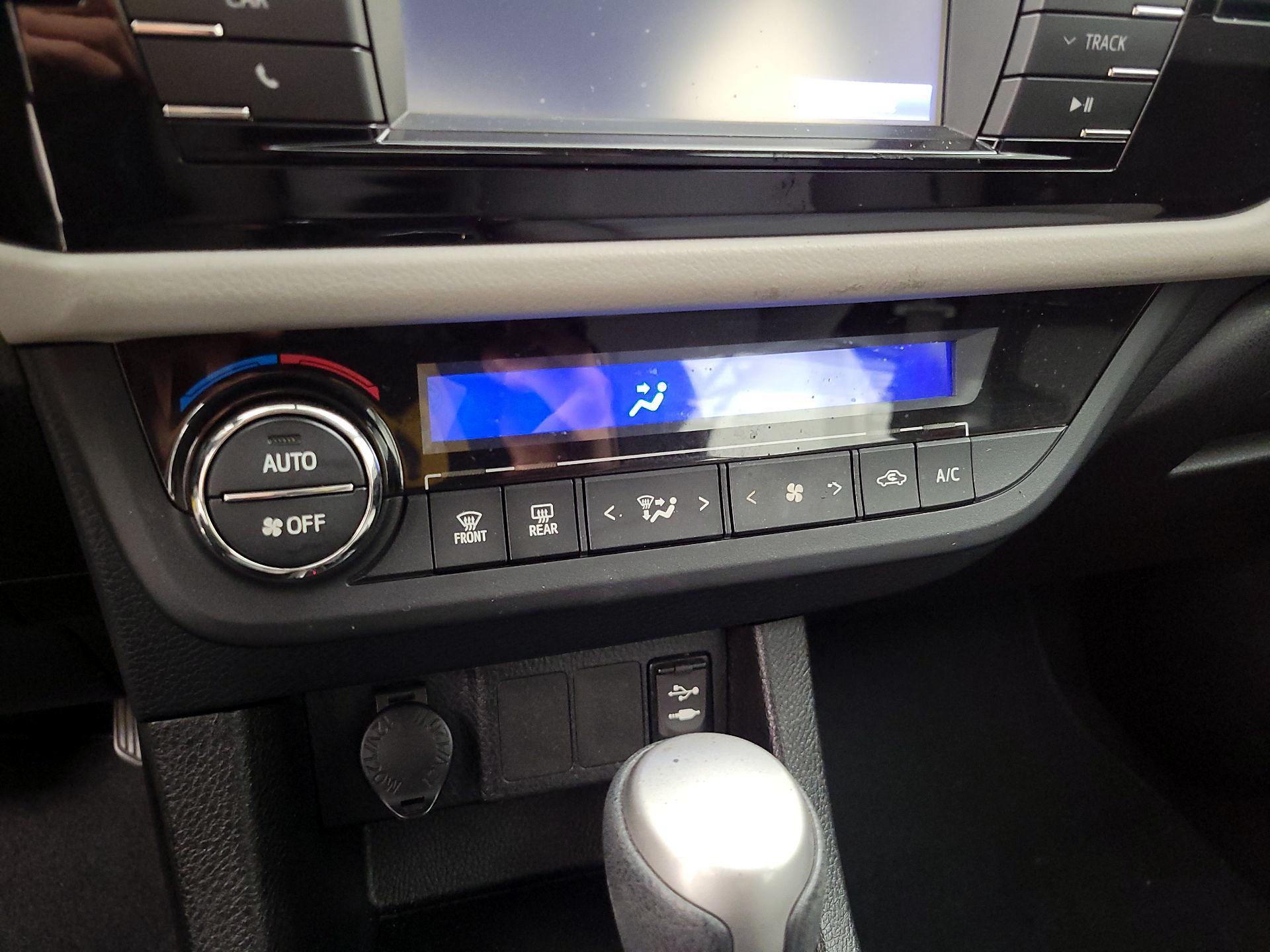 Thumbnail: 2015 Toyota Corolla - 16