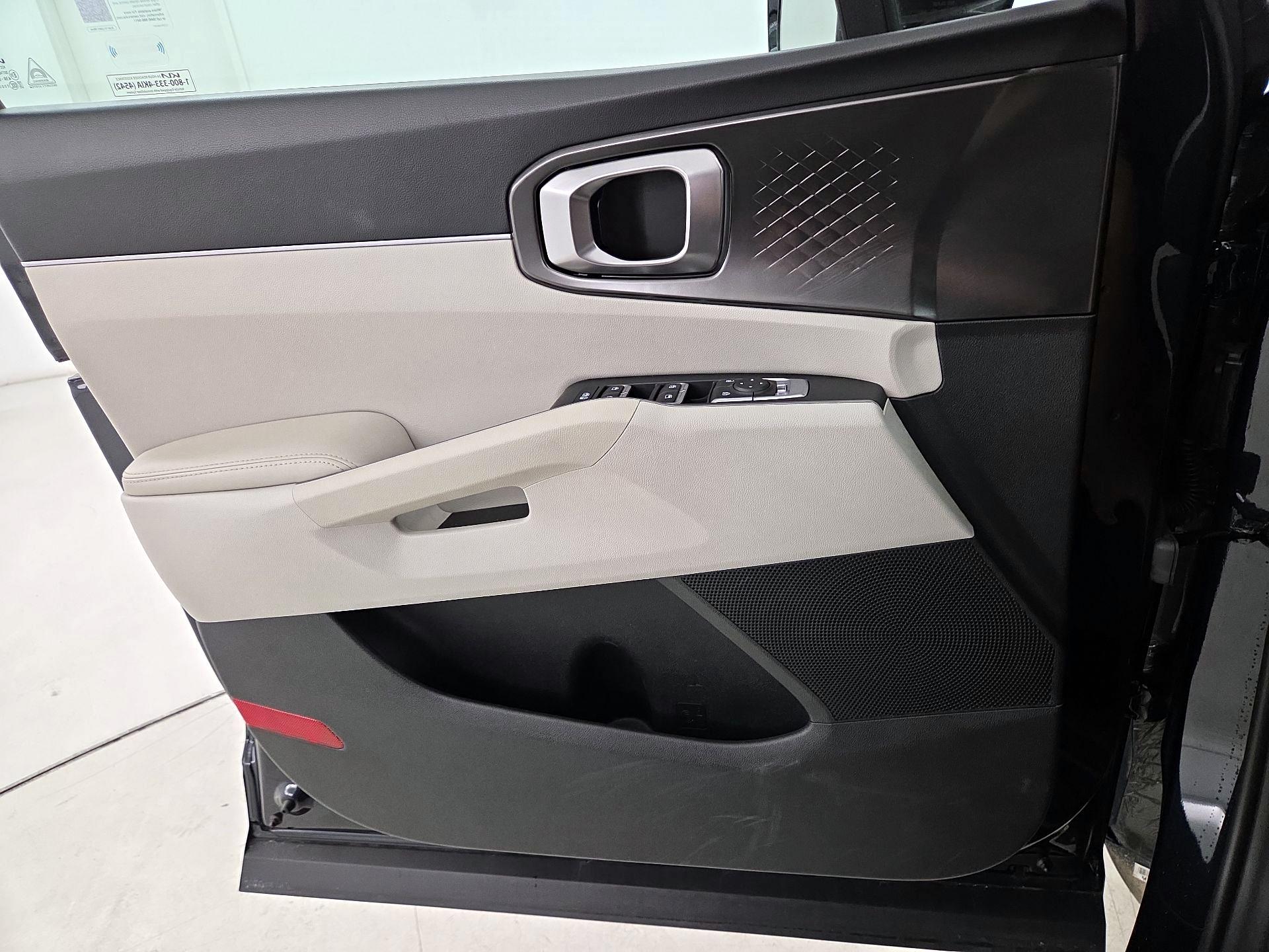 Thumbnail: 2023 Kia Sorento - 12