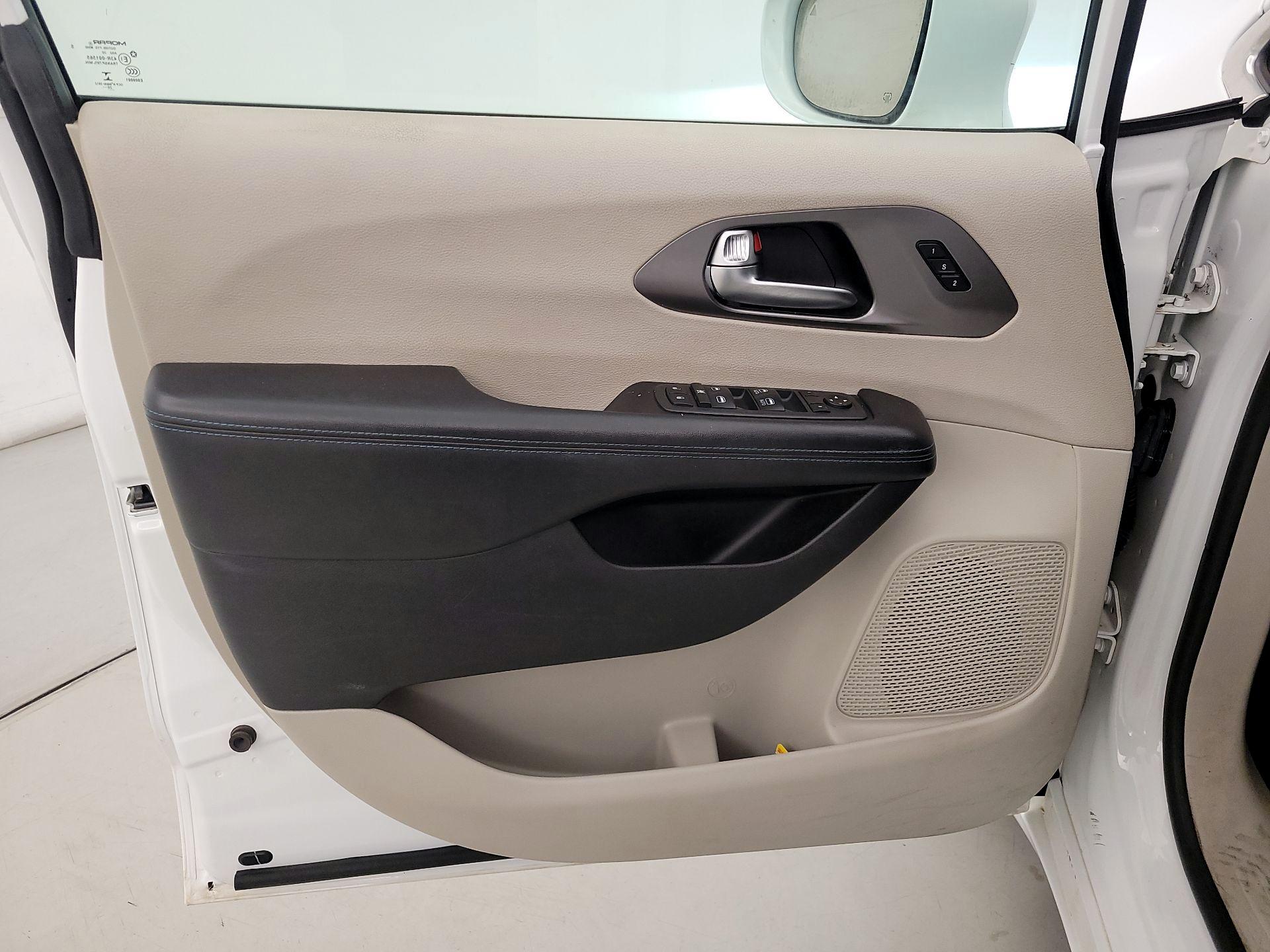 Thumbnail: 2021 Chrysler Pacifica - 12