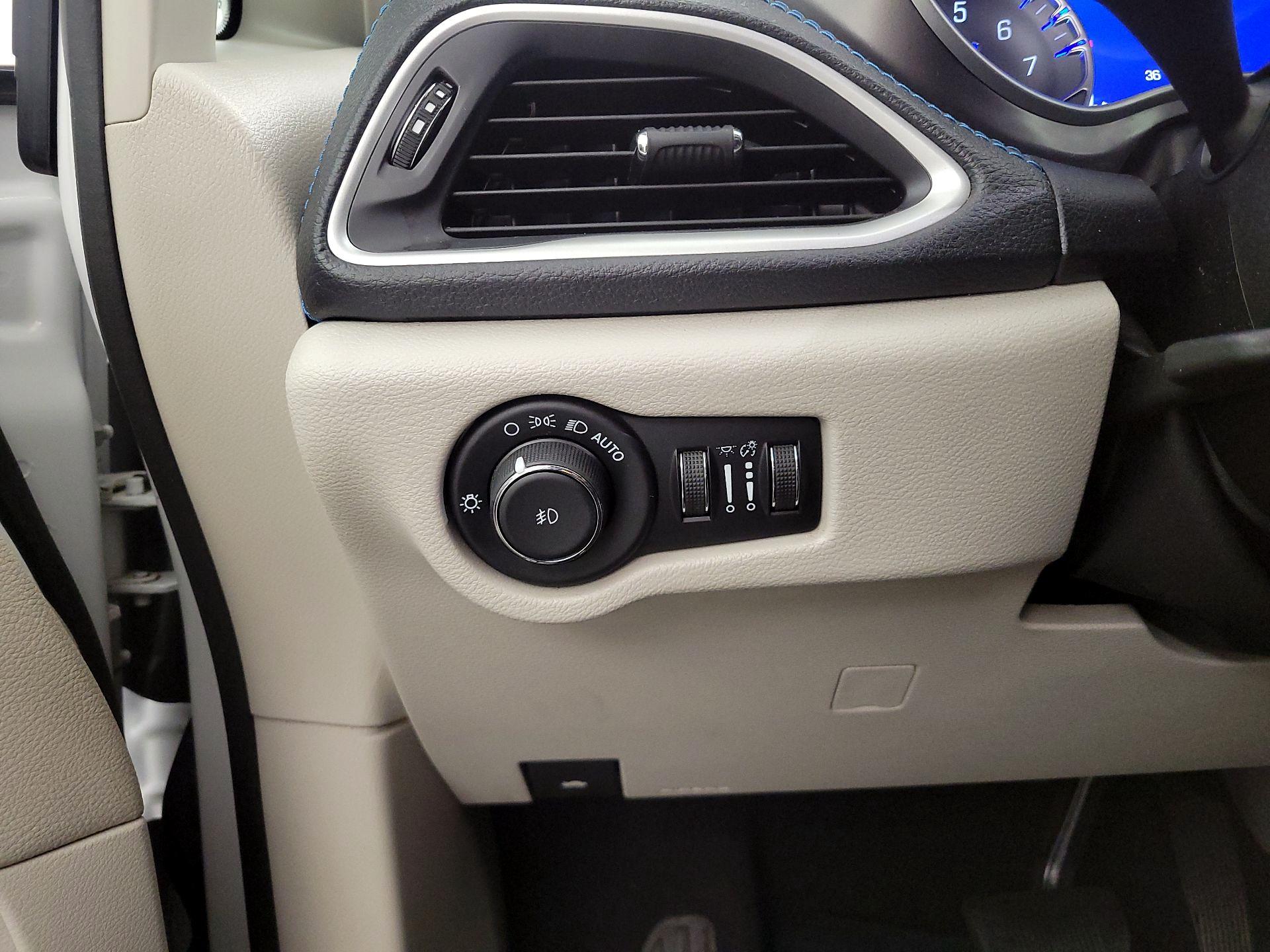 Thumbnail: 2021 Chrysler Pacifica - 13