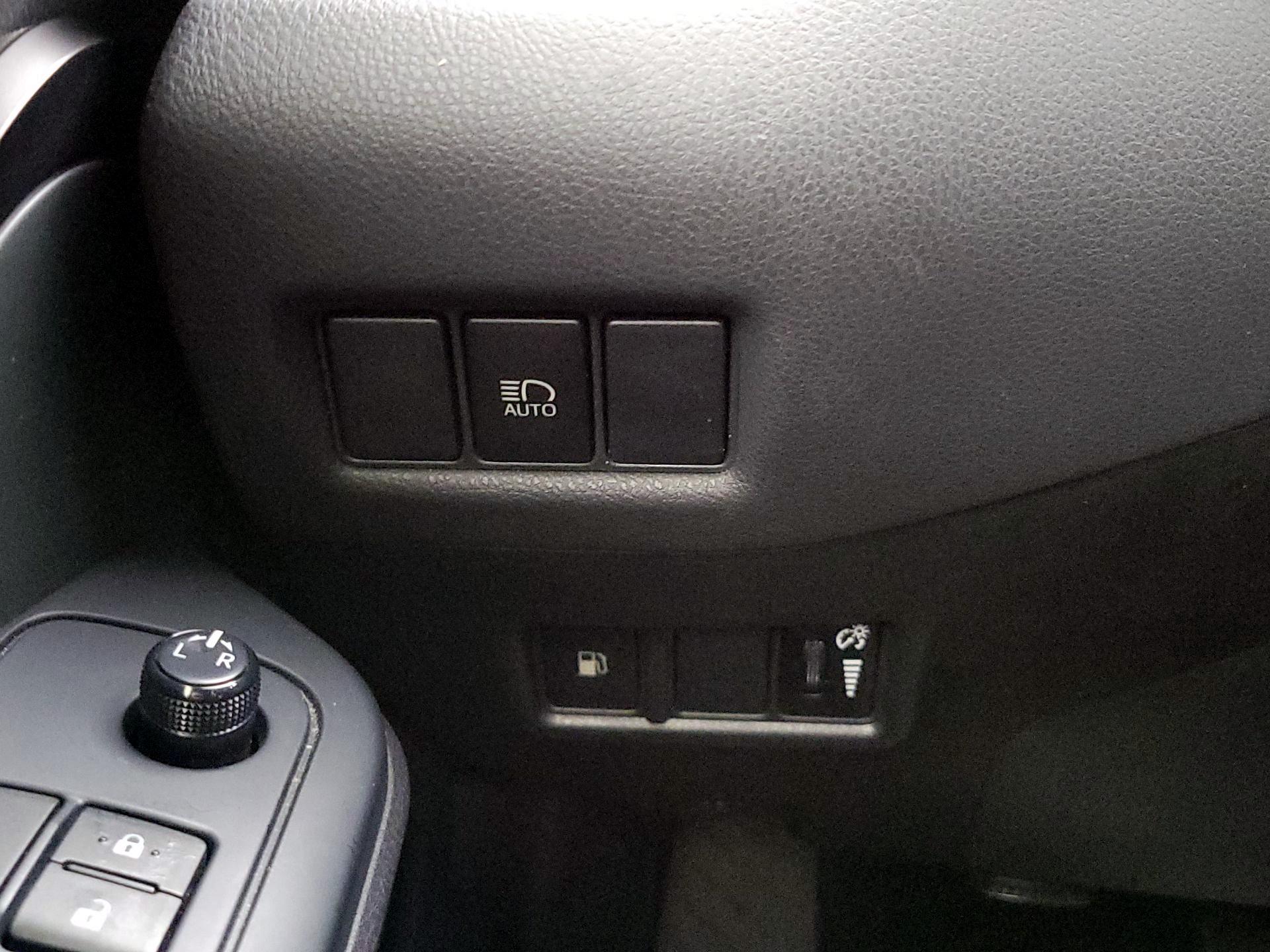 Thumbnail: 2018 Toyota C-HR - 13