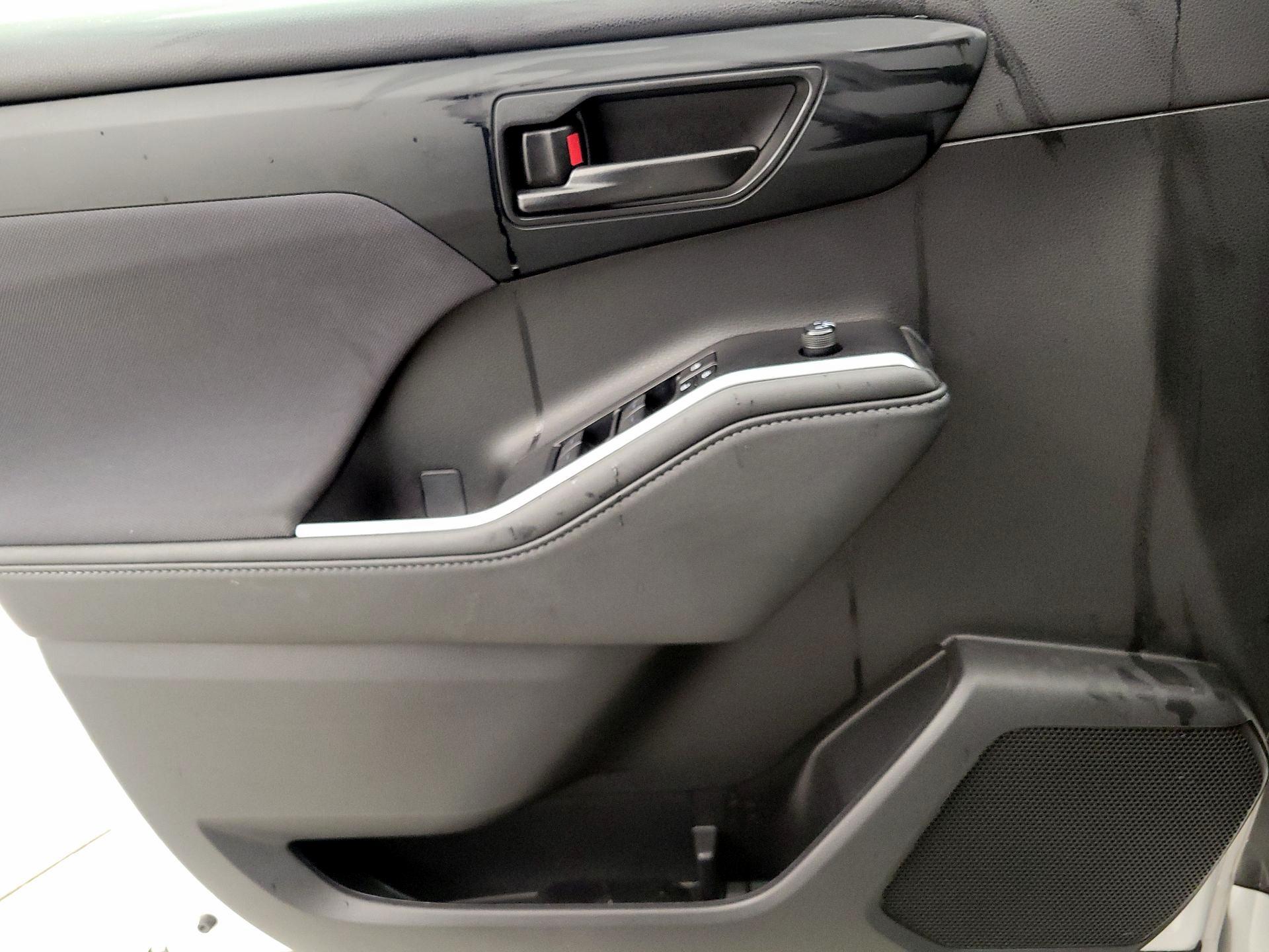 Thumbnail: 2023 Toyota Highlander - 12