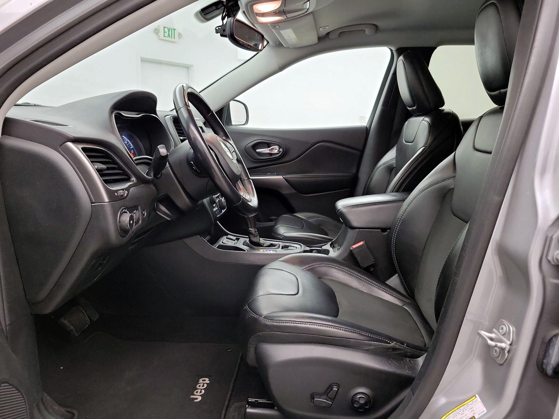 Thumbnail: 2019 Jeep Cherokee - 11