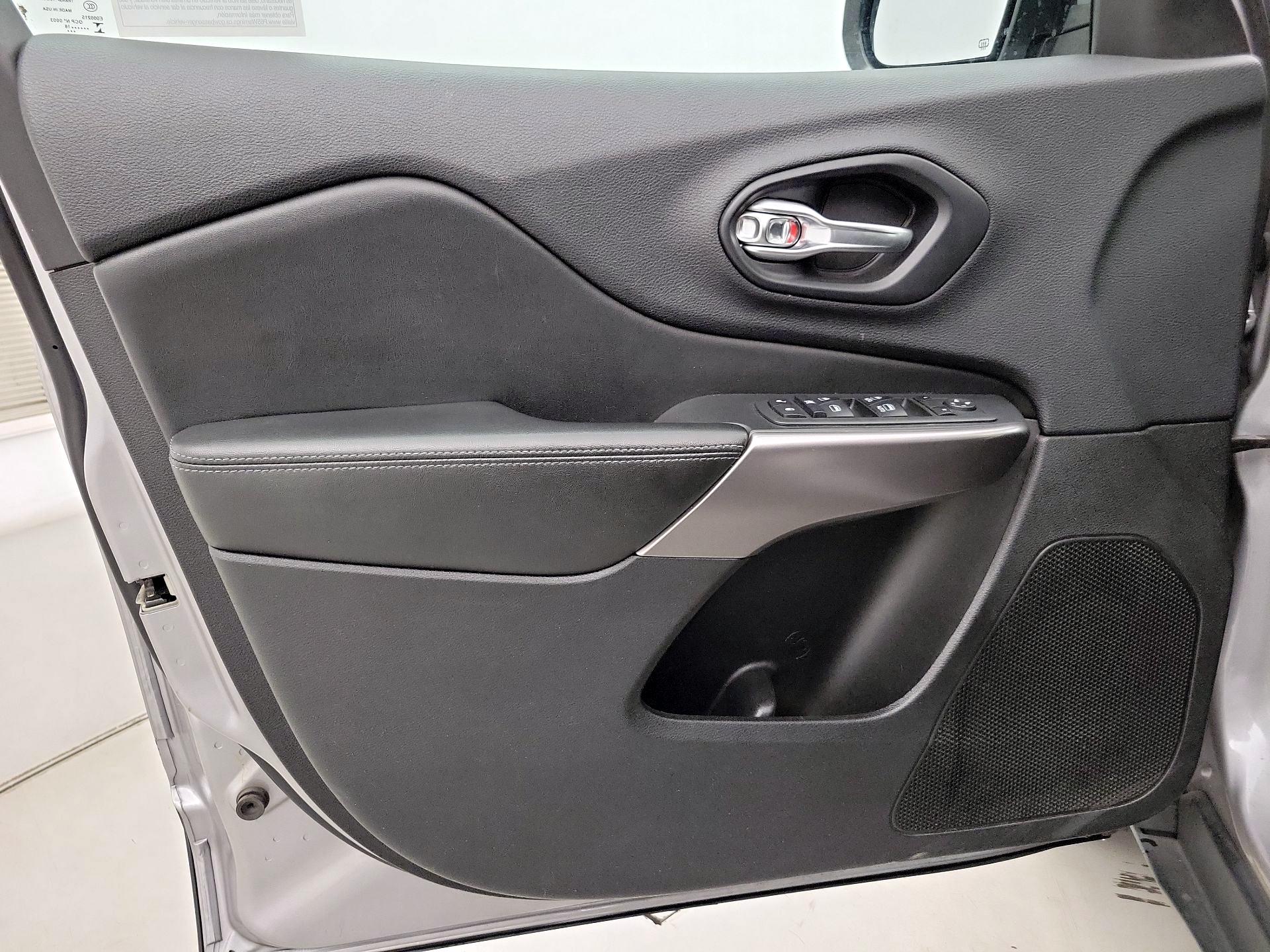 Thumbnail: 2019 Jeep Cherokee - 12