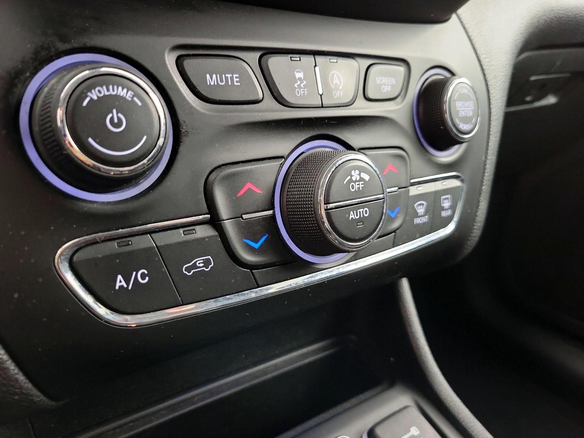 Thumbnail: 2019 Jeep Cherokee - 16