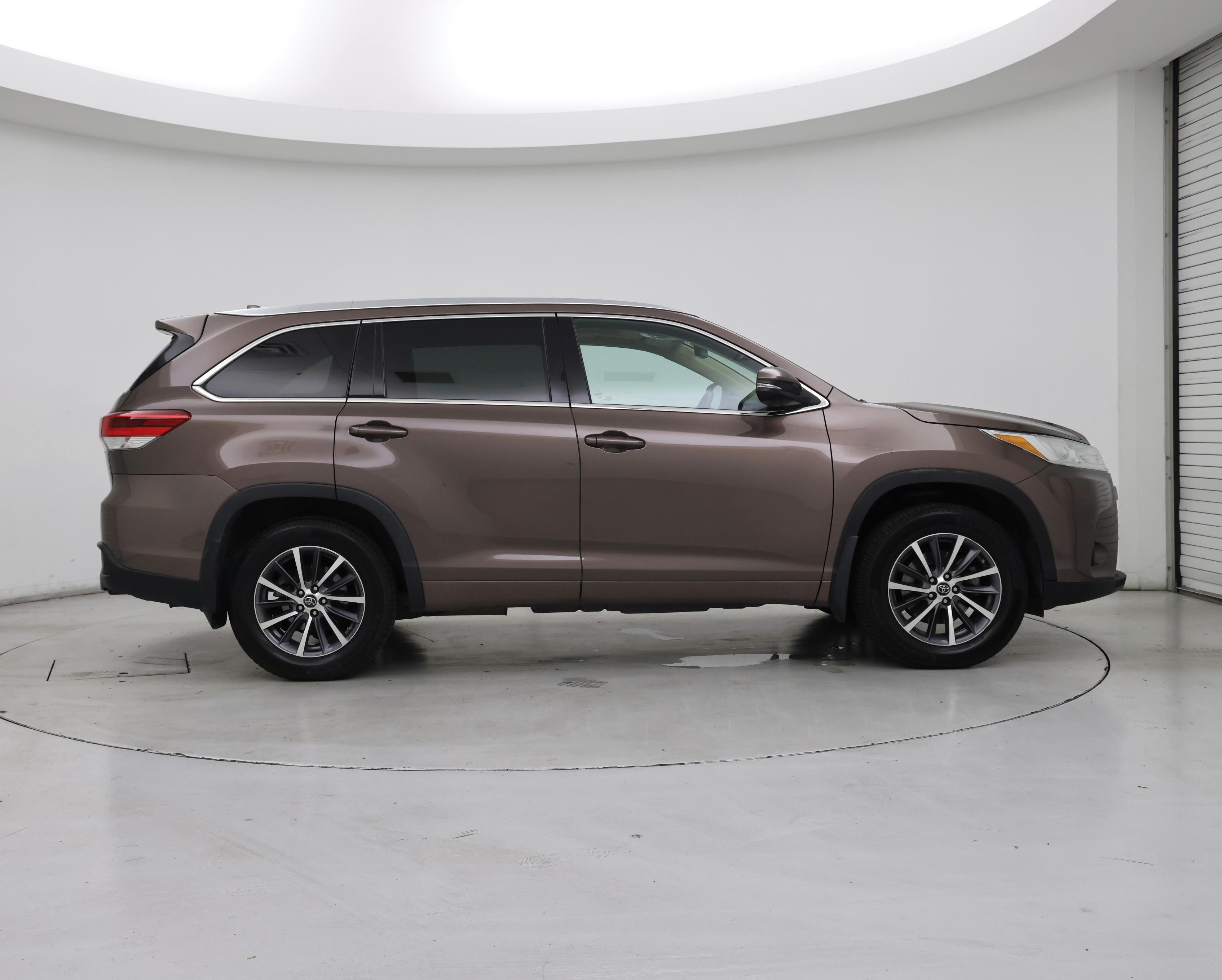 Thumbnail: 2017 Toyota Highlander - 7