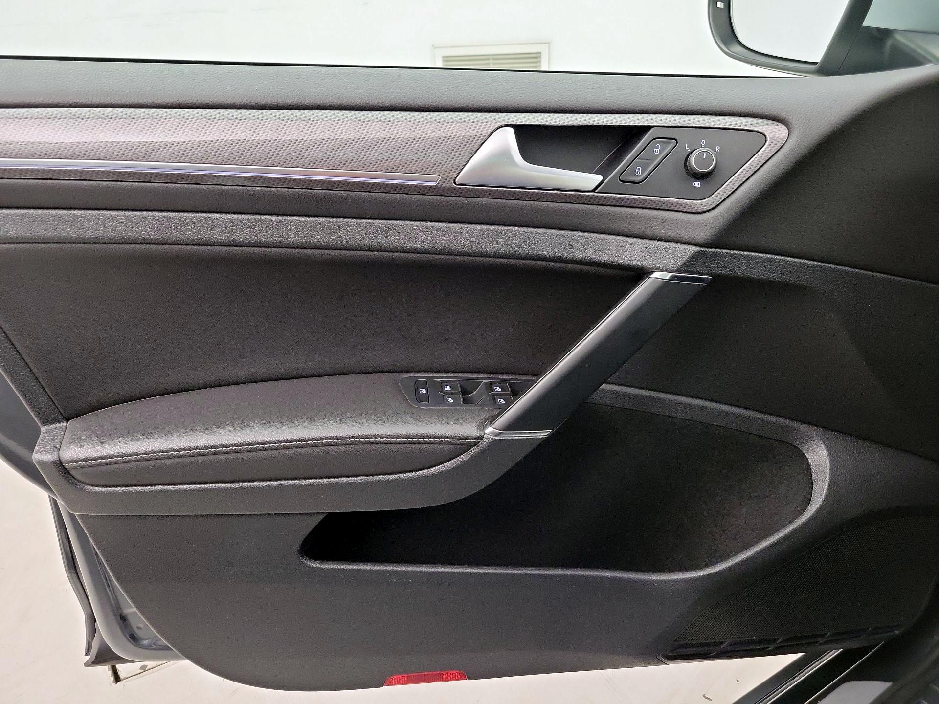 Thumbnail: 2017 Volkswagen Golf - 12