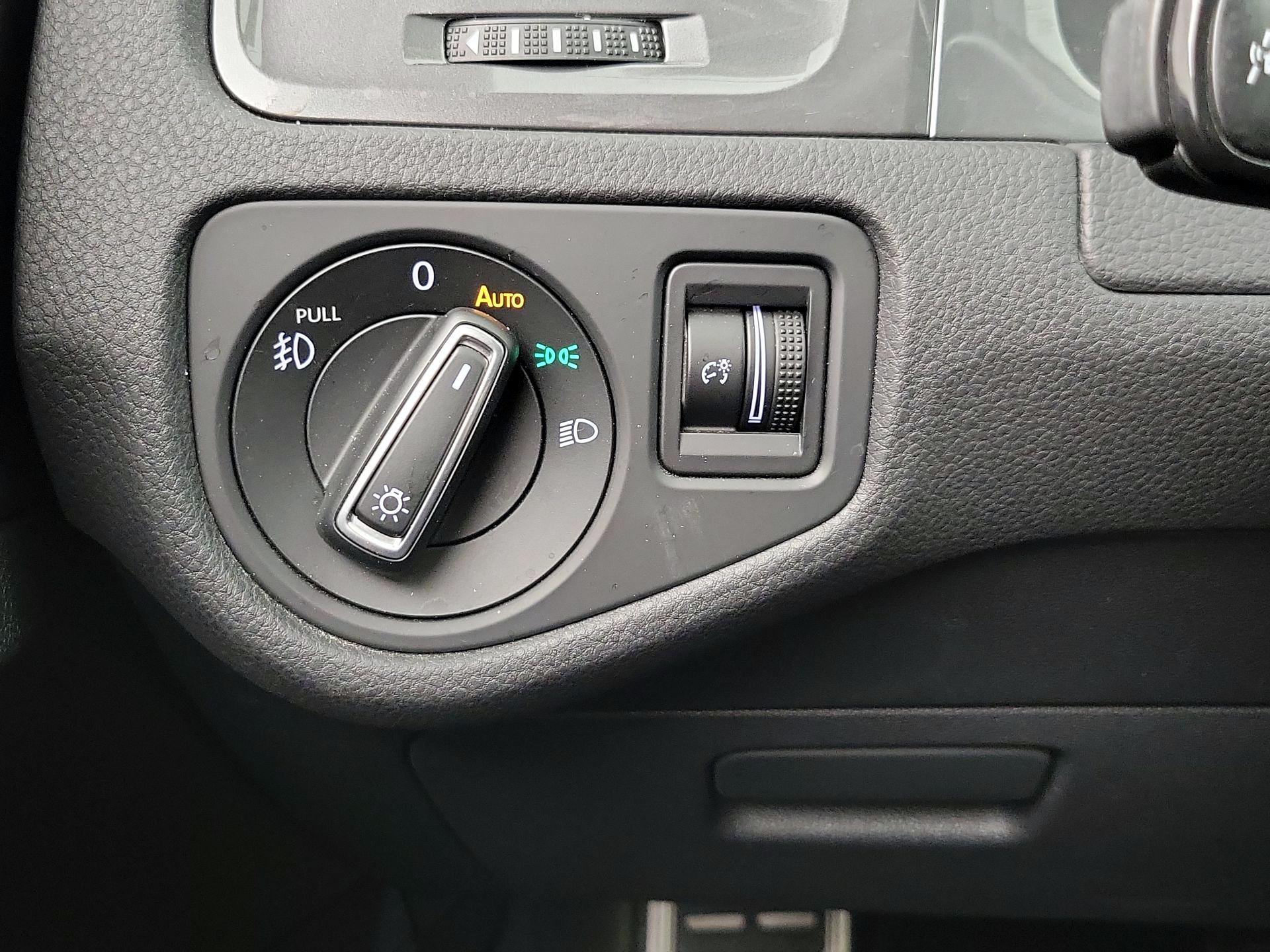 Thumbnail: 2017 Volkswagen Golf - 13