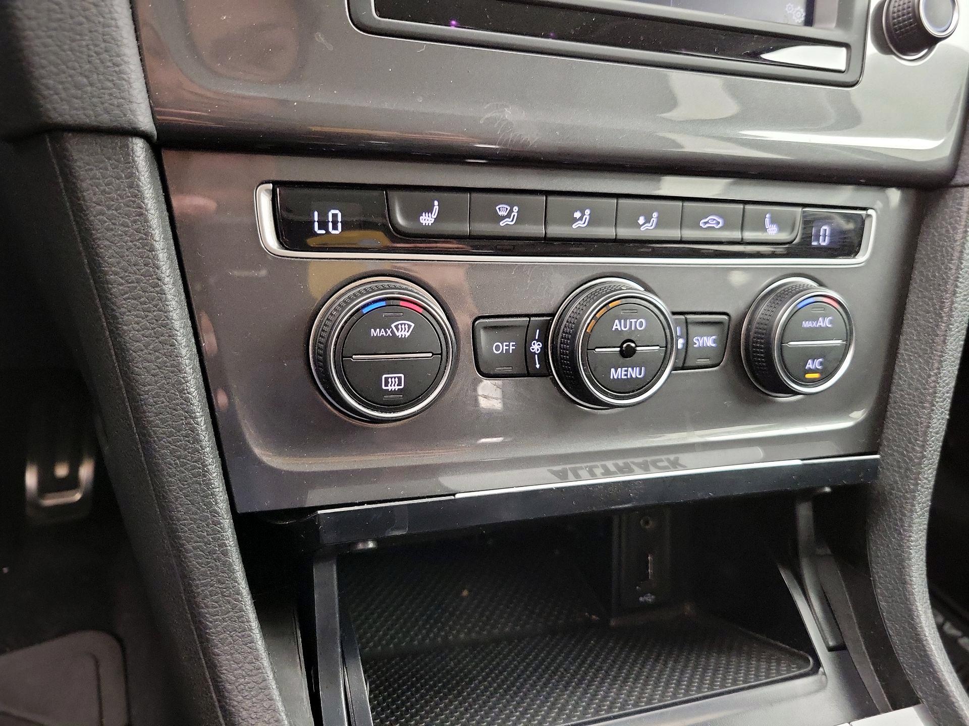 Thumbnail: 2017 Volkswagen Golf - 17