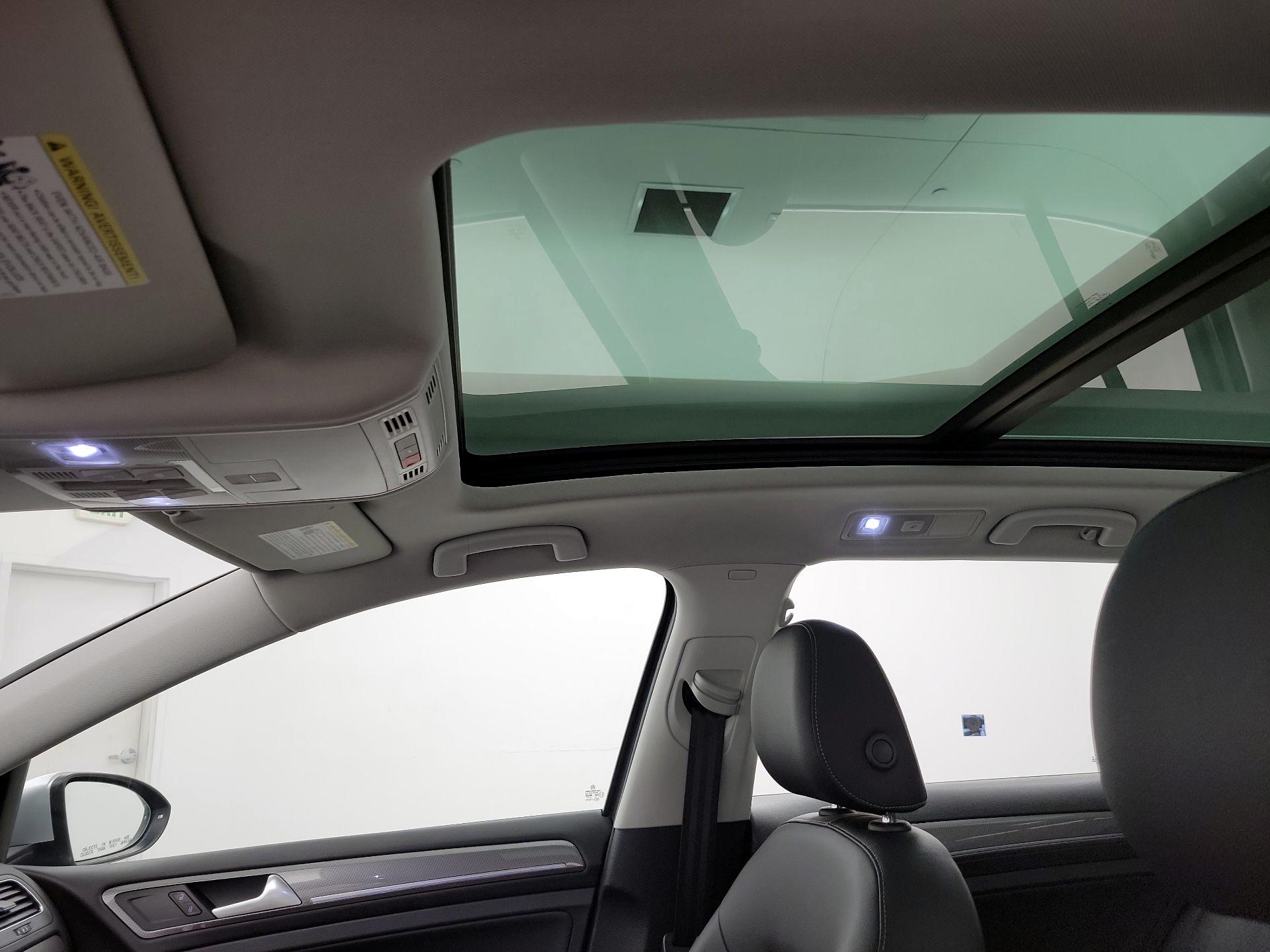 Thumbnail: 2017 Volkswagen Golf - 20