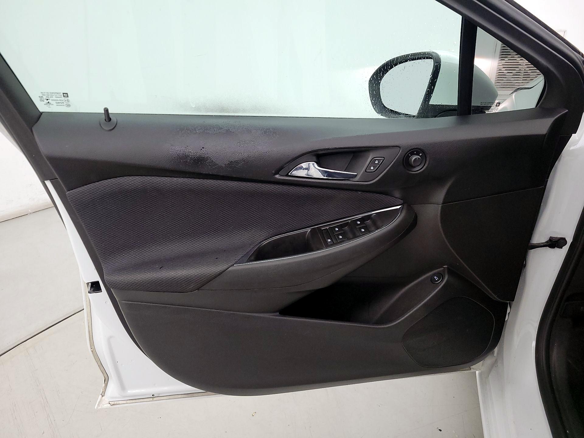 Thumbnail: 2018 Chevrolet Cruze - 12