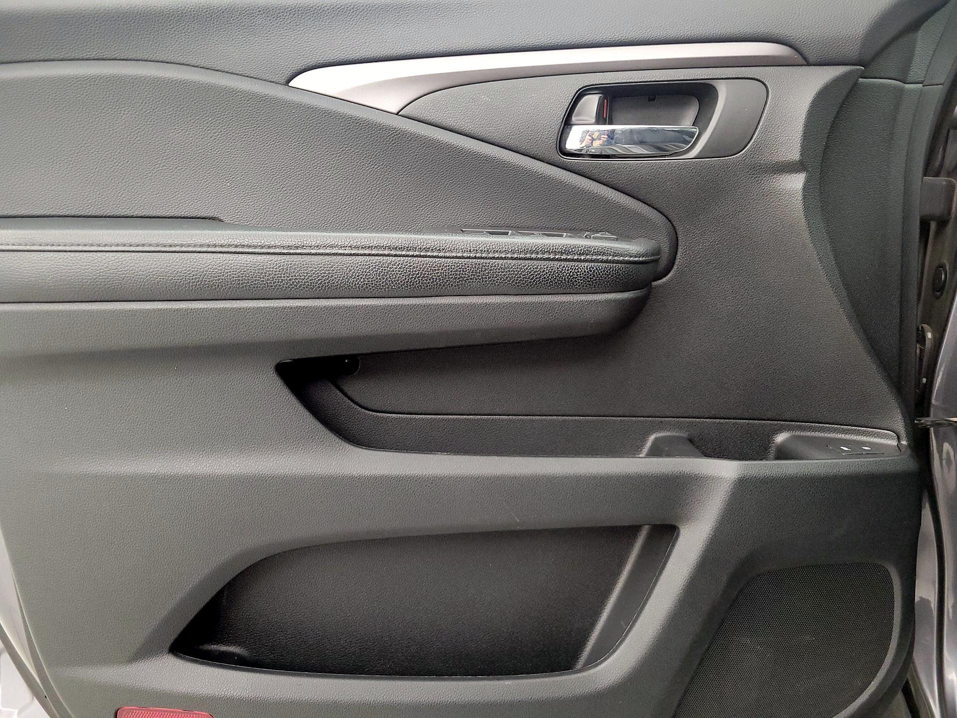 Thumbnail: 2017 Honda Pilot - 12