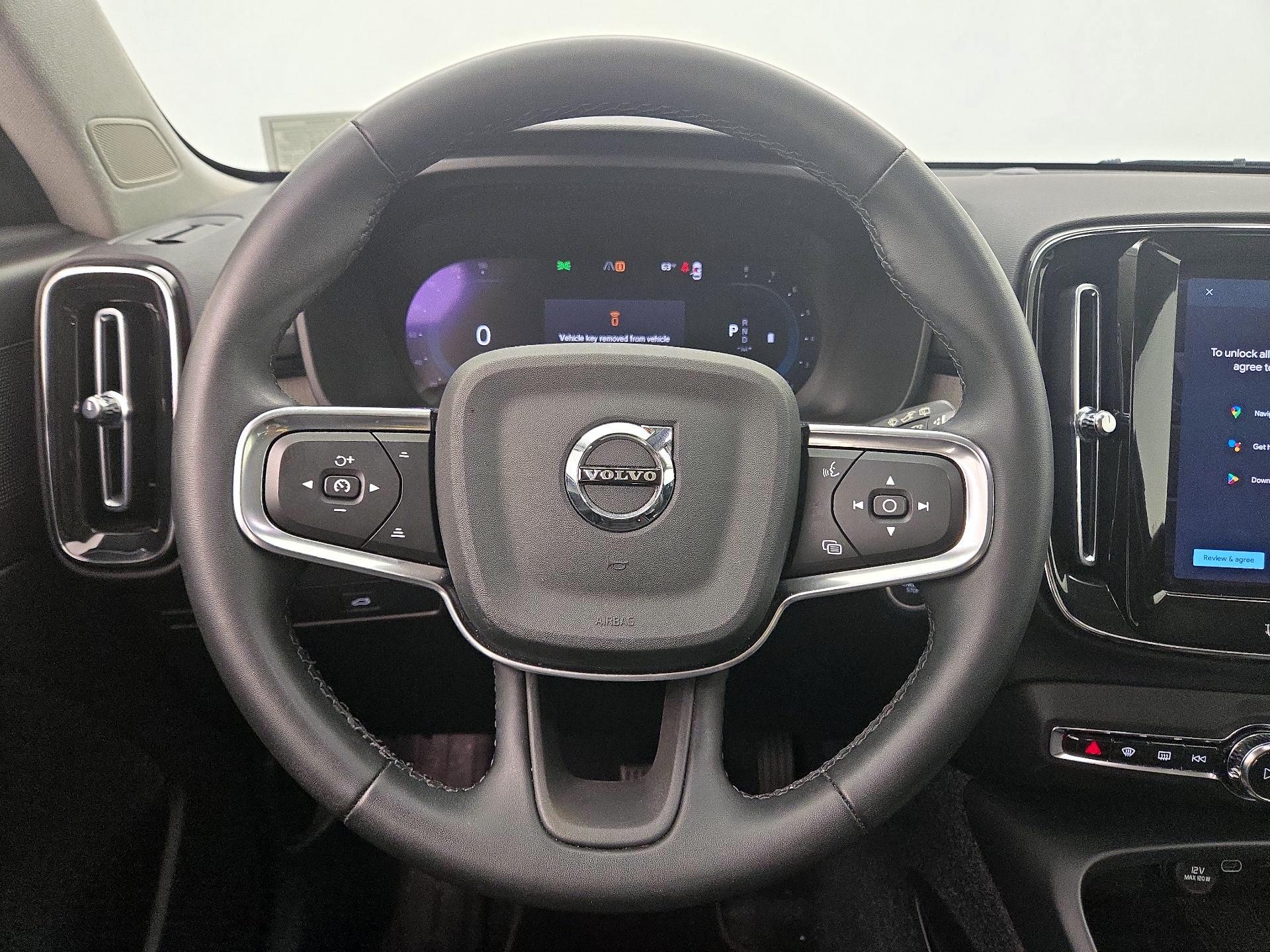 Thumbnail: 2023 Volvo XC40 - 10