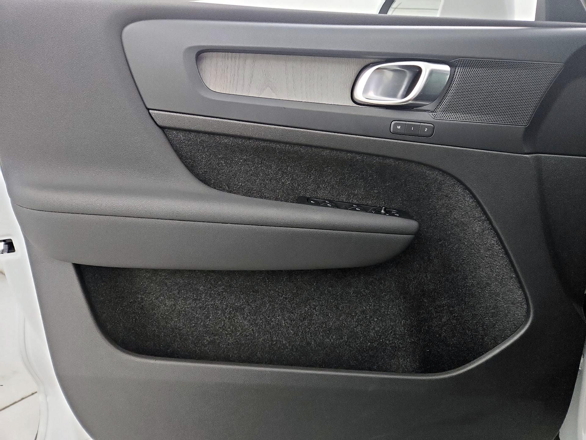 Thumbnail: 2023 Volvo XC40 - 12