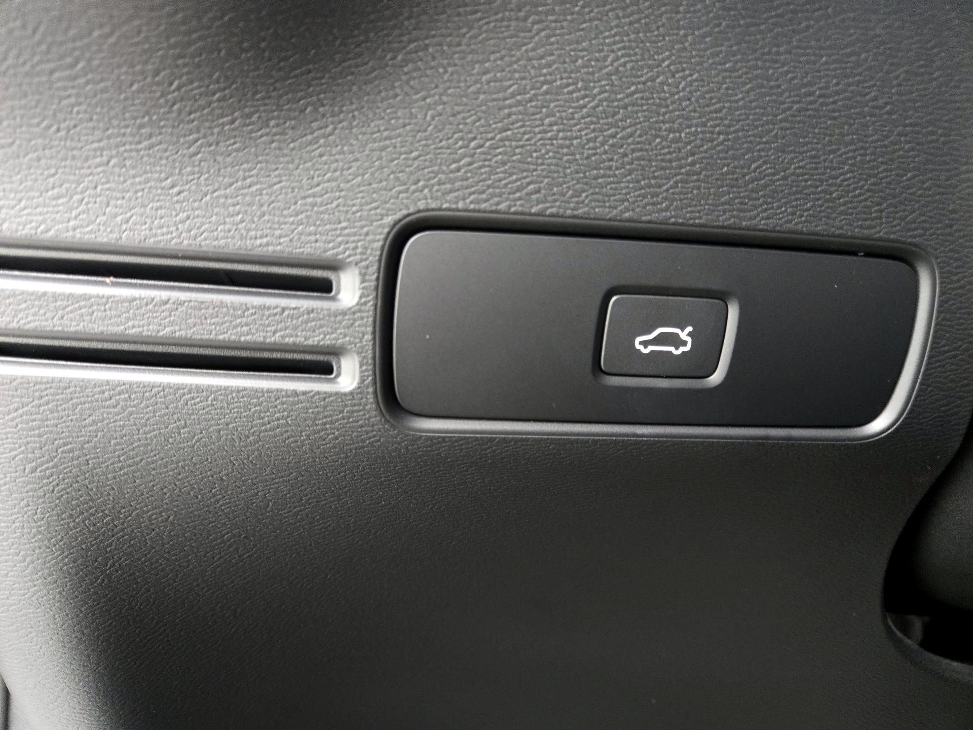 Thumbnail: 2023 Volvo XC40 - 13